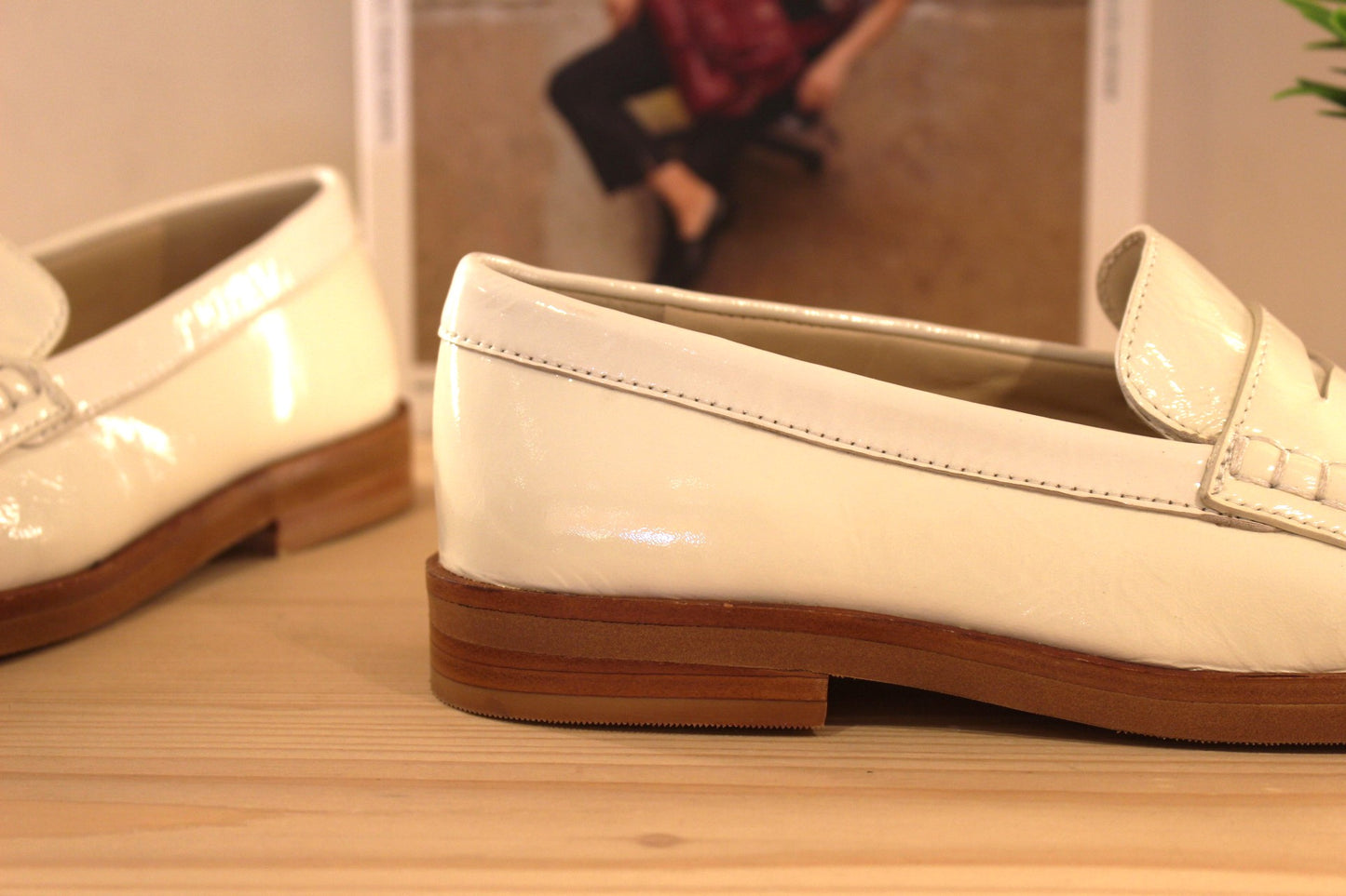 Mocassins en cuir vernis de couleur blanc crème. Barette coup de pied ton sur ton. Chaussures extra souple