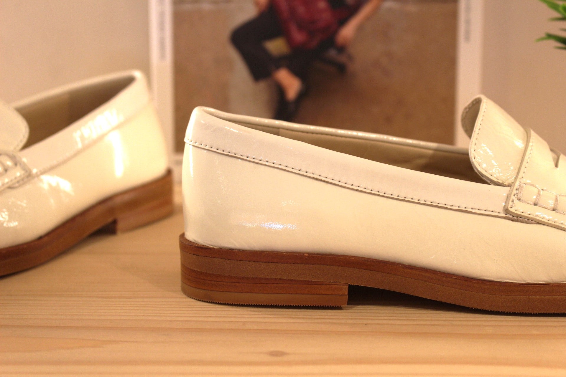 Mocassins en cuir vernis de couleur blanc crème. Barette coup de pied ton sur ton. Chaussures extra souple