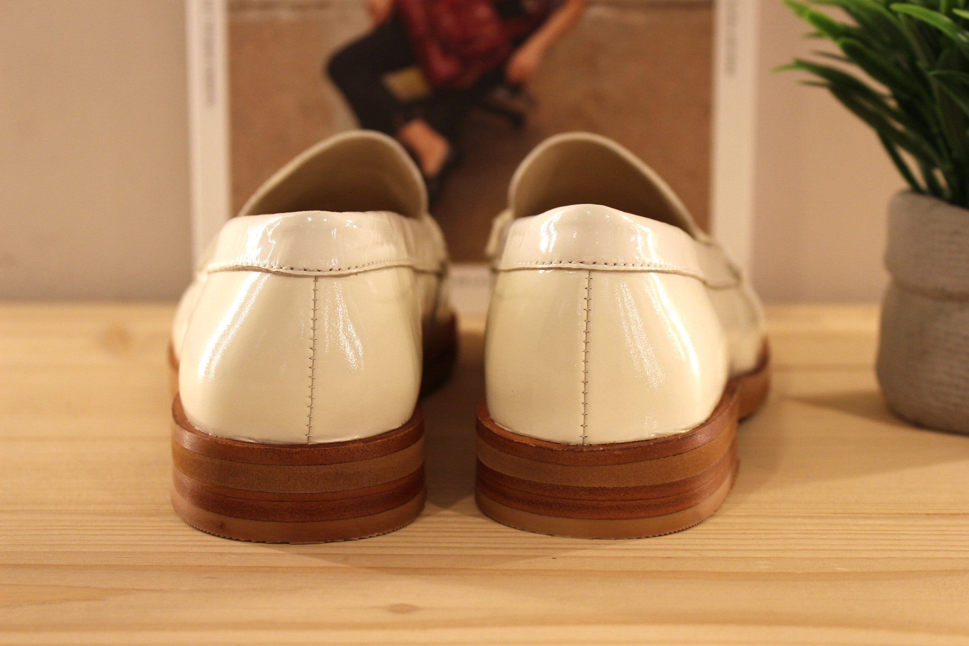Mocassins en cuir vernis de couleur blanc crème. Barette coup de pied ton sur ton. Chaussures extra souple