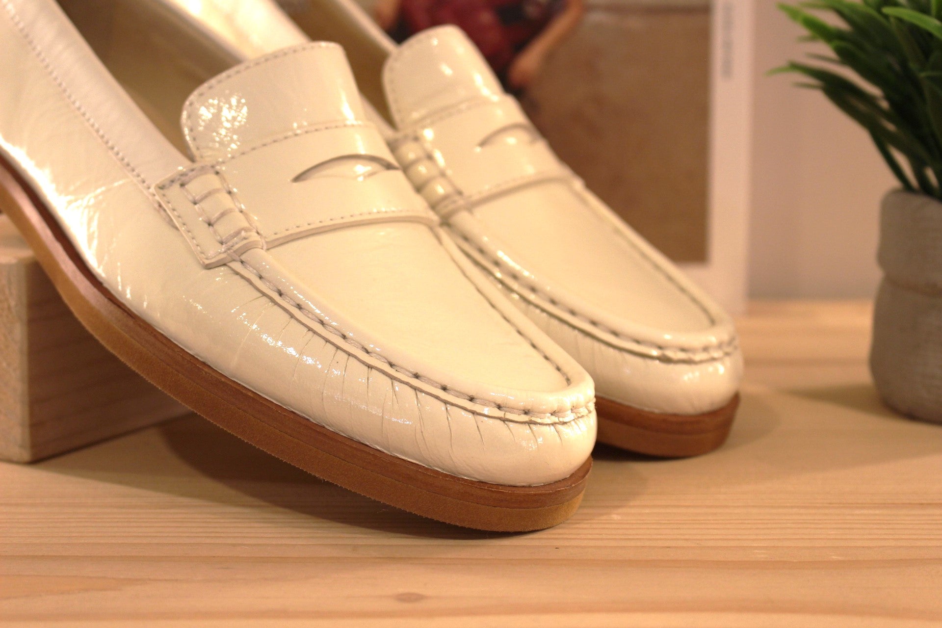 Mocassins en cuir vernis de couleur blanc crème. Barette coup de pied ton sur ton. Chaussures extra souple