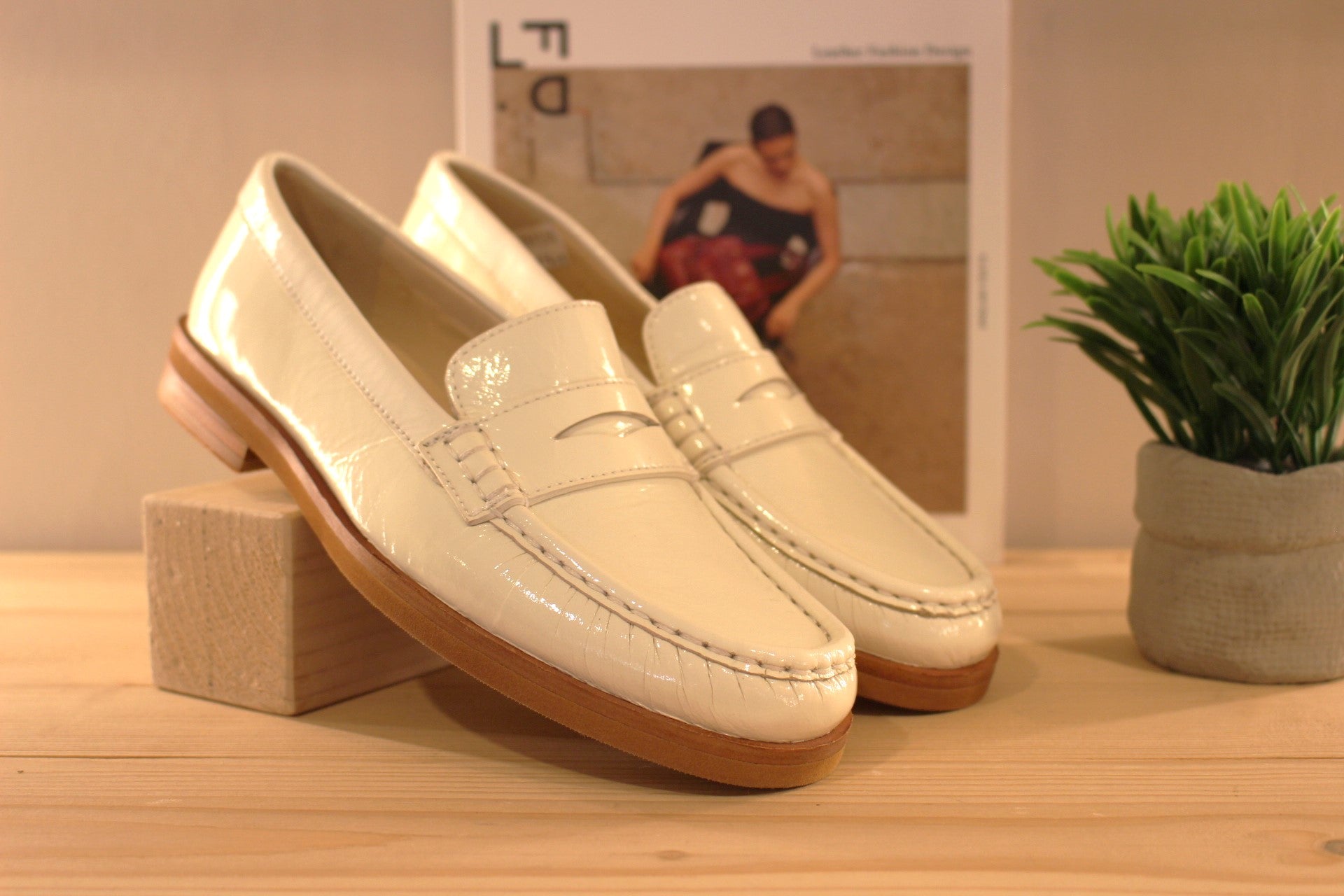 Mocassins en cuir vernis de couleur blanc crème. Barette coup de pied ton sur ton. Chaussures extra souple
