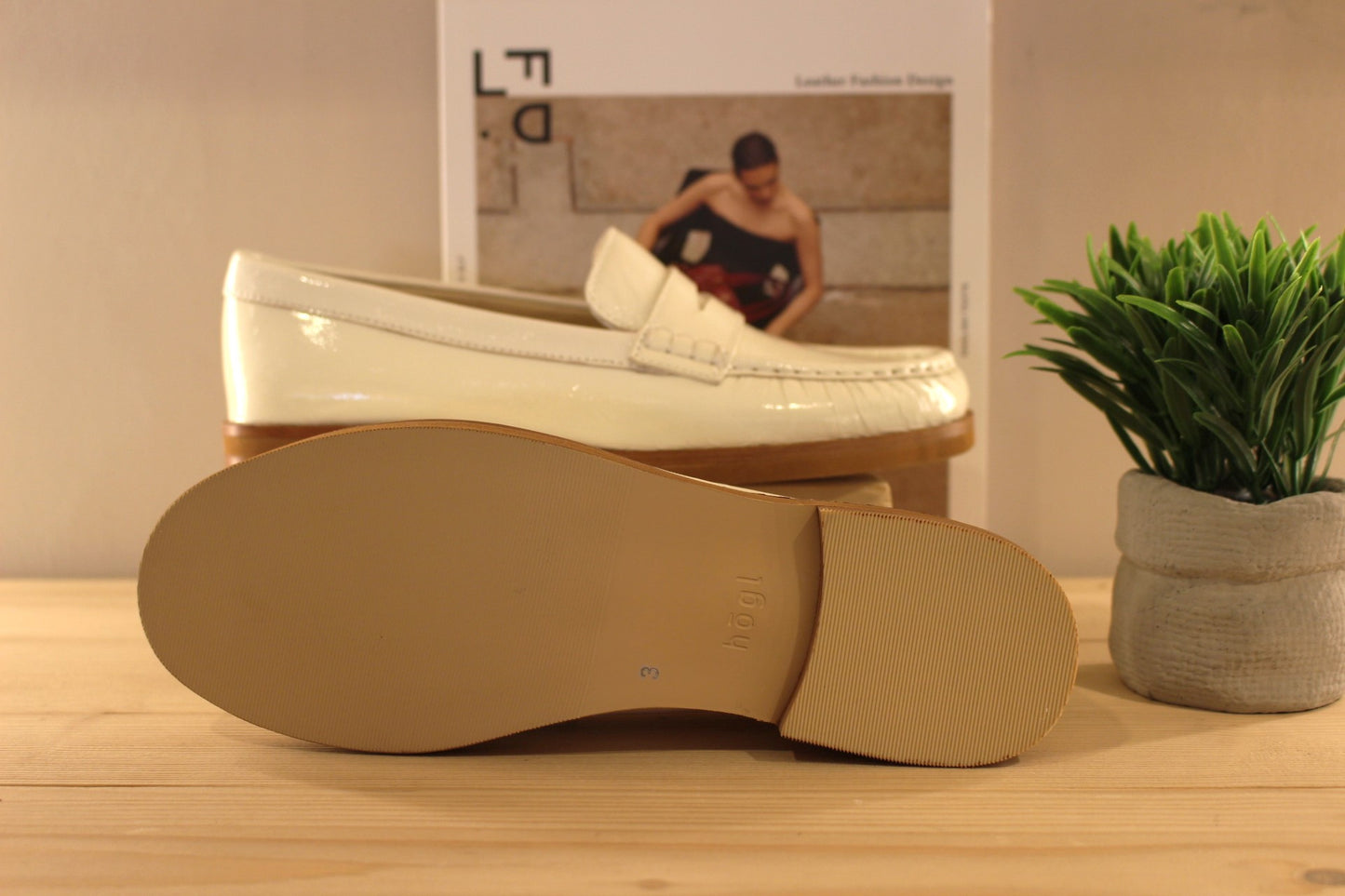Mocassins en cuir vernis de couleur blanc crème. Barette coup de pied ton sur ton. Chaussures extra souple
