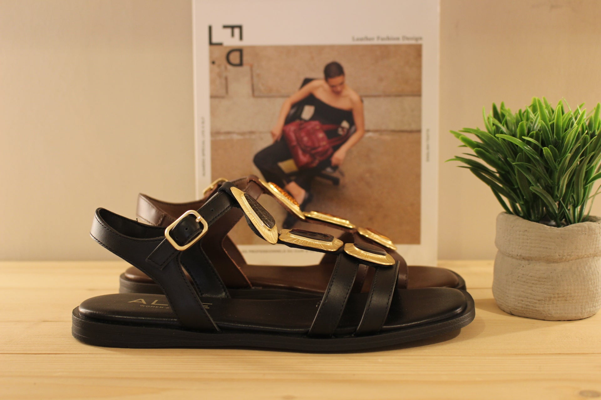 Chaussure ALPE - 5594. Marque espagnole. Sandales en cuir de couleur noir ou chocolat. Habillage bijoux sur le salomé de couleur or et fond ton sur ton pour la couleur noire et cuivre pour la couleur chocolat. Serrage par boucle sur bride coup de pied.