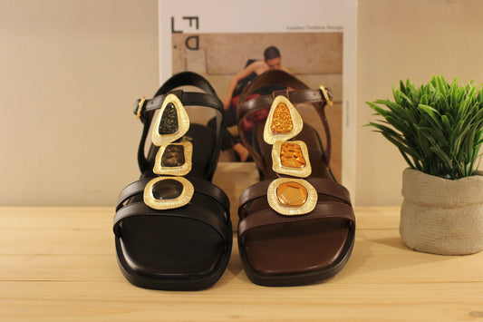 Chaussure ALPE - 5594. Marque espagnole. Sandales en cuir de couleur noir ou chocolat. Habillage bijoux sur le salomé de couleur or et fond ton sur ton pour la couleur noire et cuivre pour la couleur chocolat. Serrage par boucle sur bride coup de pied.