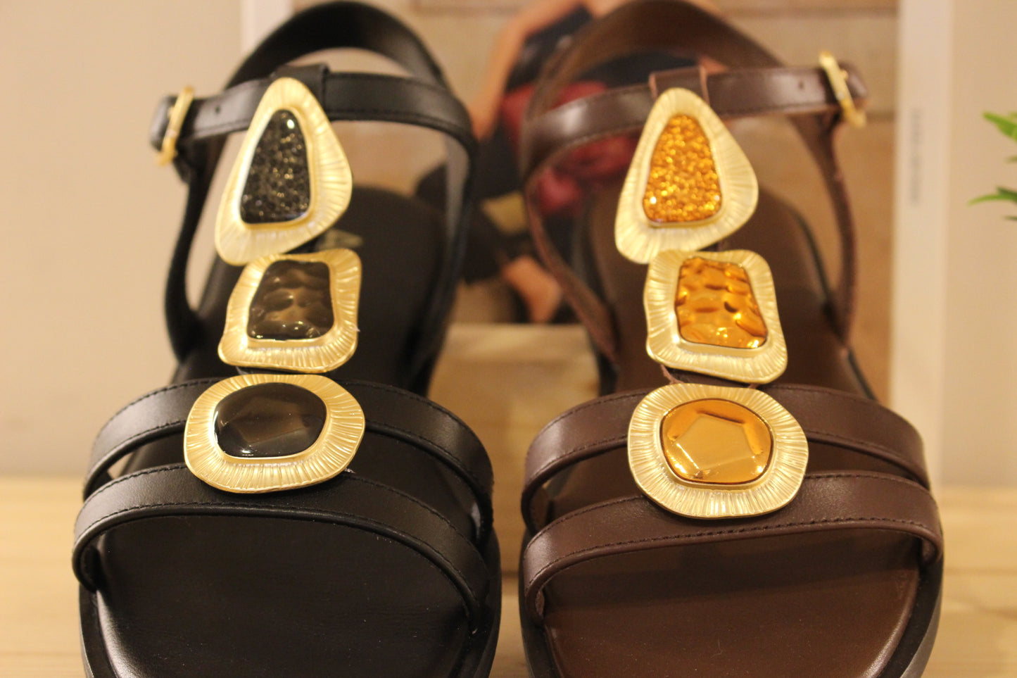 Chaussure ALPE - 5594. Marque espagnole. Sandales en cuir de couleur noir ou chocolat. Habillage bijoux sur le salomé de couleur or et fond ton sur ton pour la couleur noire et cuivre pour la couleur chocolat. Serrage par boucle sur bride coup de pied.