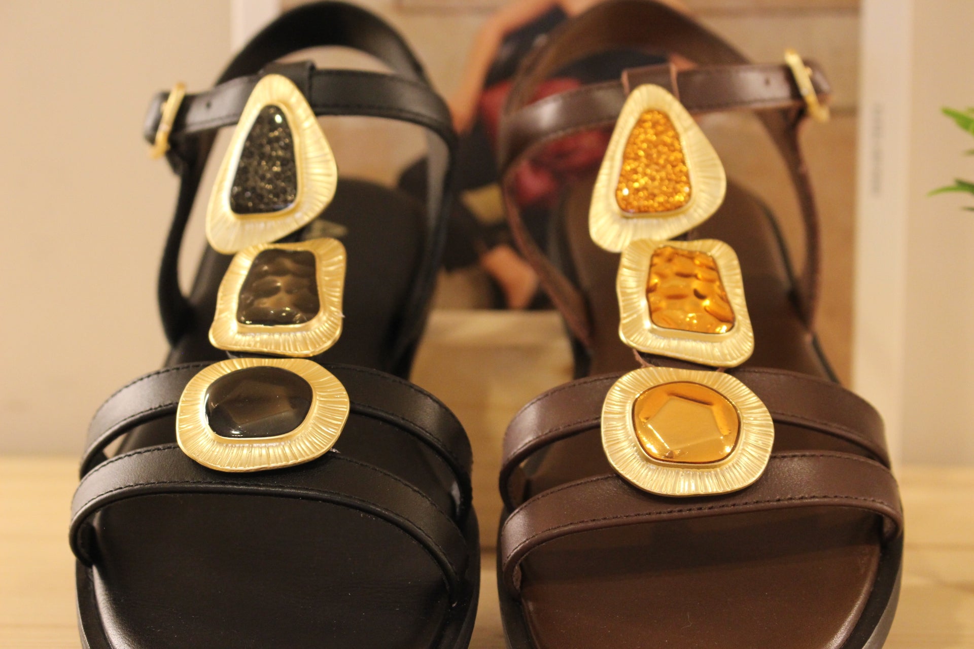 Chaussure ALPE - 5594. Marque espagnole. Sandales en cuir de couleur noir ou chocolat. Habillage bijoux sur le salomé de couleur or et fond ton sur ton pour la couleur noire et cuivre pour la couleur chocolat. Serrage par boucle sur bride coup de pied.