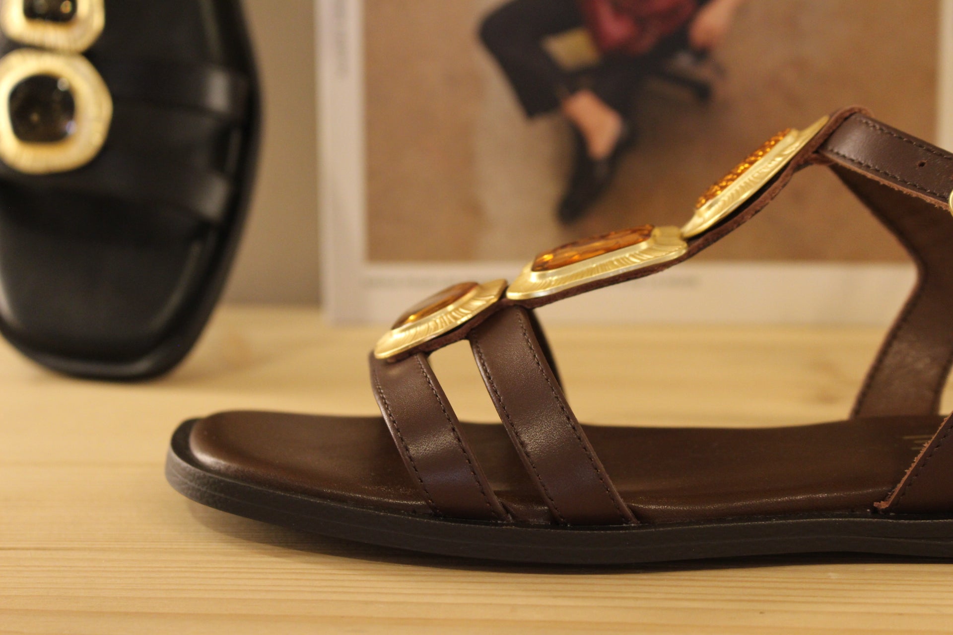Chaussure ALPE - 5594. Marque espagnole. Sandales en cuir de couleur noir ou chocolat. Habillage bijoux sur le salomé de couleur or et fond ton sur ton pour la couleur noire et cuivre pour la couleur chocolat. Serrage par boucle sur bride coup de pied.