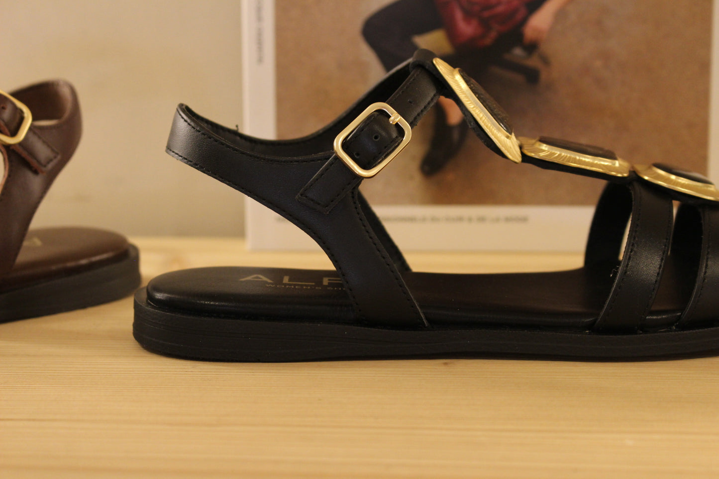 Chaussure ALPE - 5594. Marque espagnole. Sandales en cuir de couleur noir ou chocolat. Habillage bijoux sur le salomé de couleur or et fond ton sur ton pour la couleur noire et cuivre pour la couleur chocolat. Serrage par boucle sur bride coup de pied.