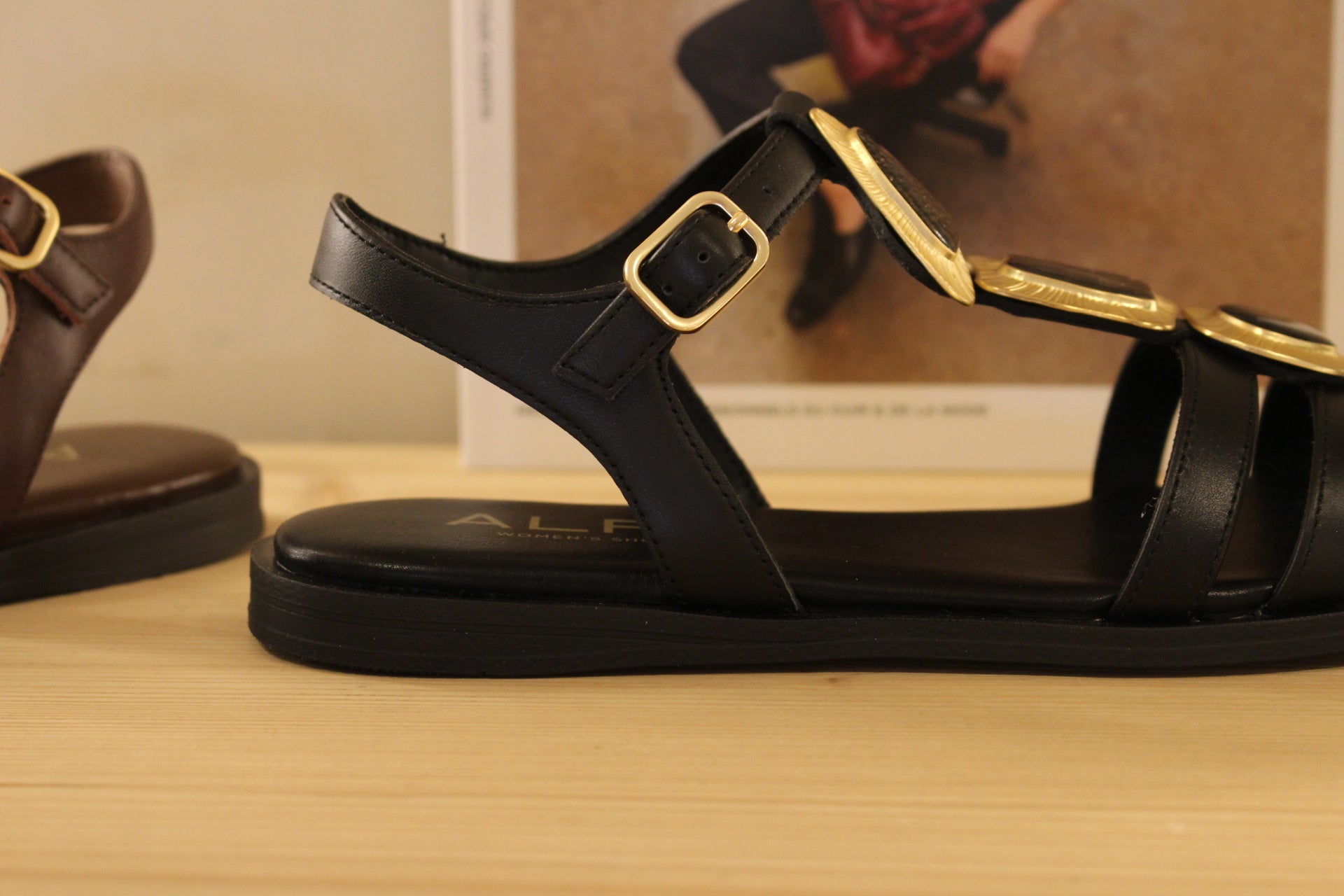 Chaussure ALPE - 5594. Marque espagnole. Sandales en cuir de couleur noir ou chocolat. Habillage bijoux sur le salomé de couleur or et fond ton sur ton pour la couleur noire et cuivre pour la couleur chocolat. Serrage par boucle sur bride coup de pied.