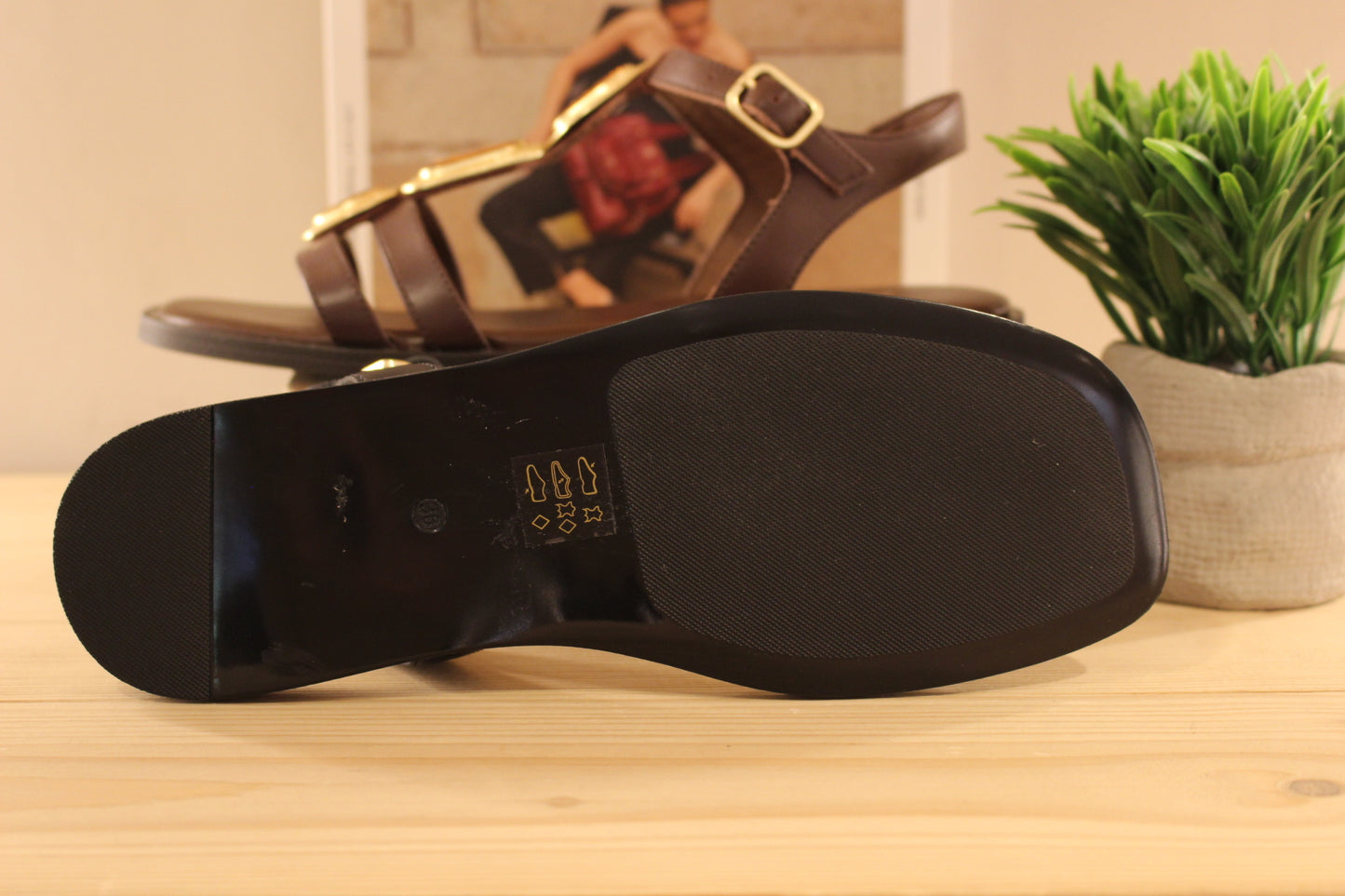 Chaussure ALPE - 5594. Marque espagnole. Sandales en cuir de couleur noir ou chocolat. Habillage bijoux sur le salomé de couleur or et fond ton sur ton pour la couleur noire et cuivre pour la couleur chocolat. Serrage par boucle sur bride coup de pied.