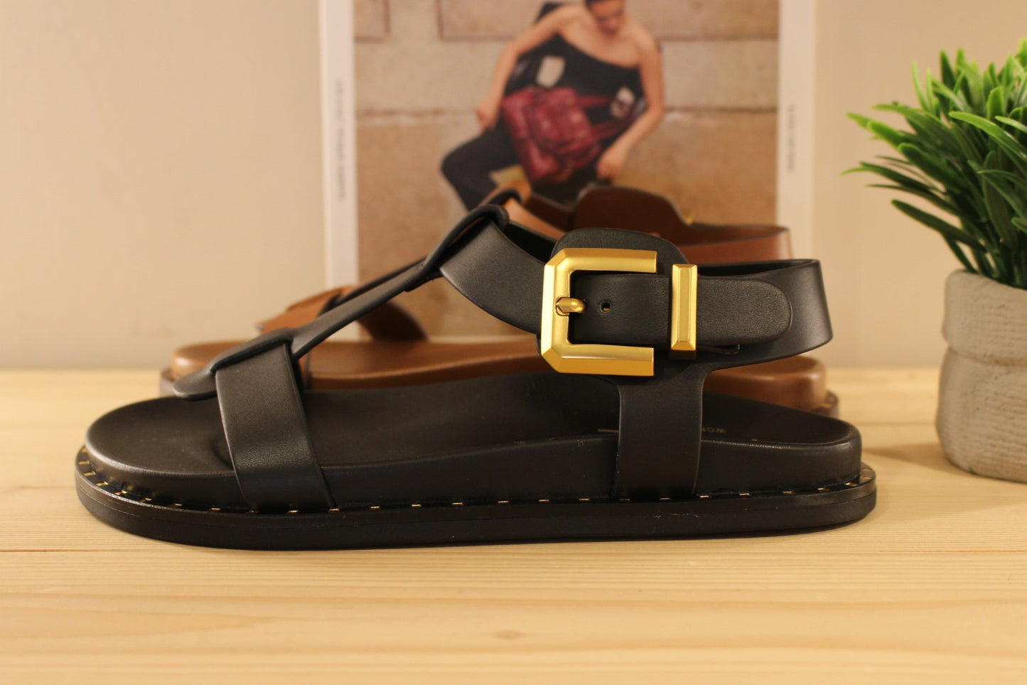 Sandales ALPE en cuir de couleur chocolat ou de couleur noir. Serrage par boucle sur bride coup de pied. 