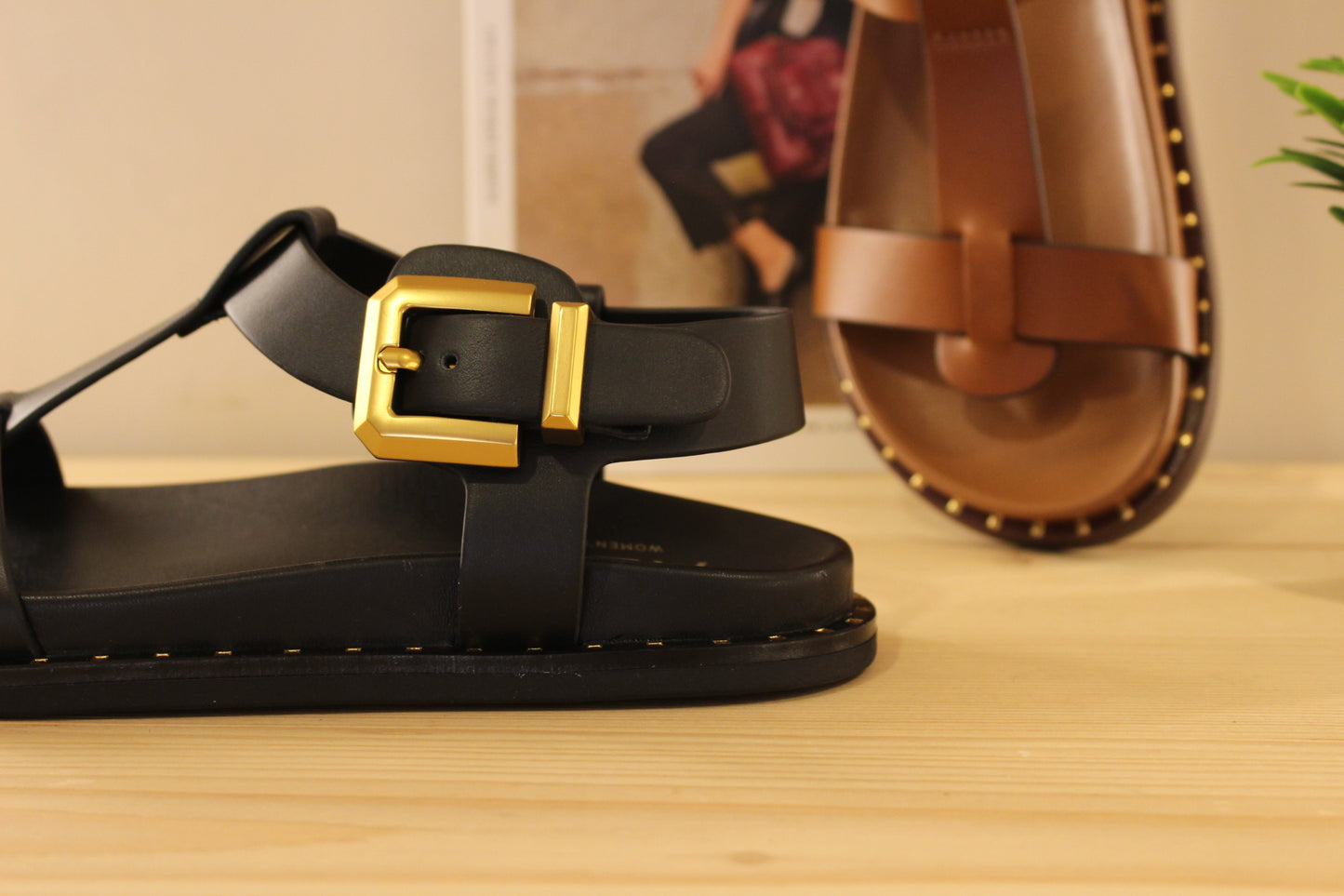 Sandales ALPE en cuir de couleur chocolat ou de couleur noir. Serrage par boucle sur bride coup de pied. 