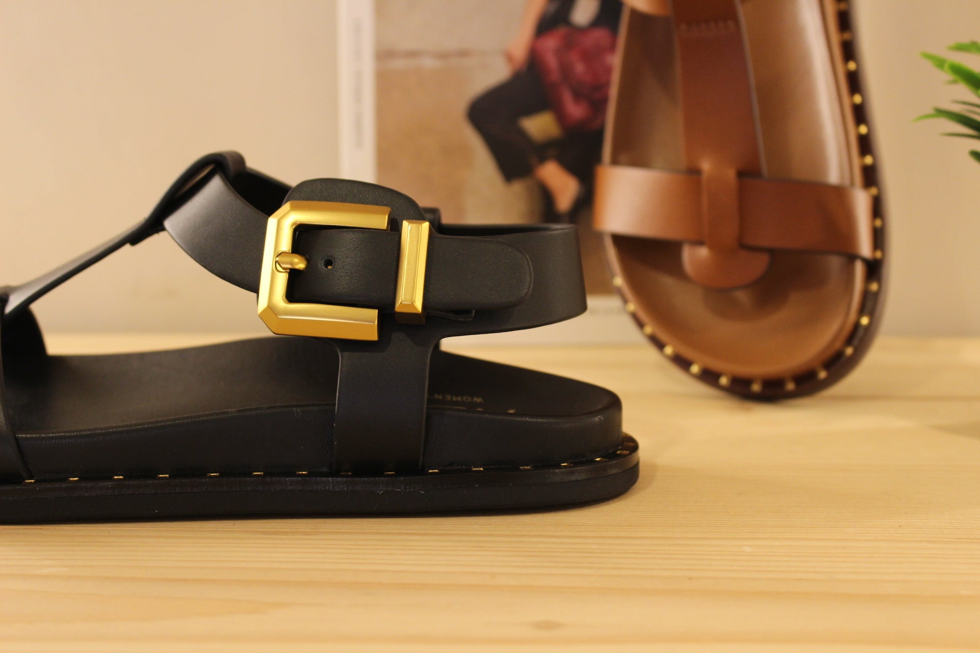 Sandales ALPE en cuir de couleur chocolat ou de couleur noir. Serrage par boucle sur bride coup de pied. 
