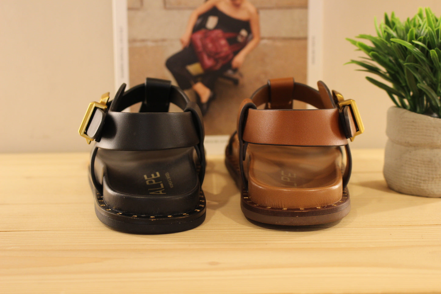 Sandales ALPE en cuir de couleur chocolat ou de couleur noir. Serrage par boucle sur bride coup de pied. 