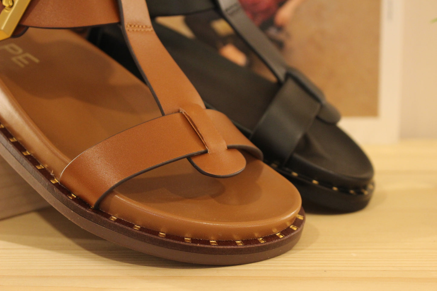 Sandales ALPE en cuir de couleur chocolat ou de couleur noir. Serrage par boucle sur bride coup de pied. 