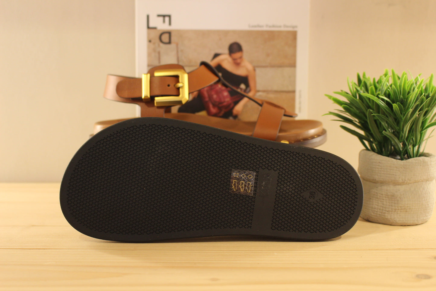 Sandales ALPE en cuir de couleur chocolat ou de couleur noir. Serrage par boucle sur bride coup de pied. 