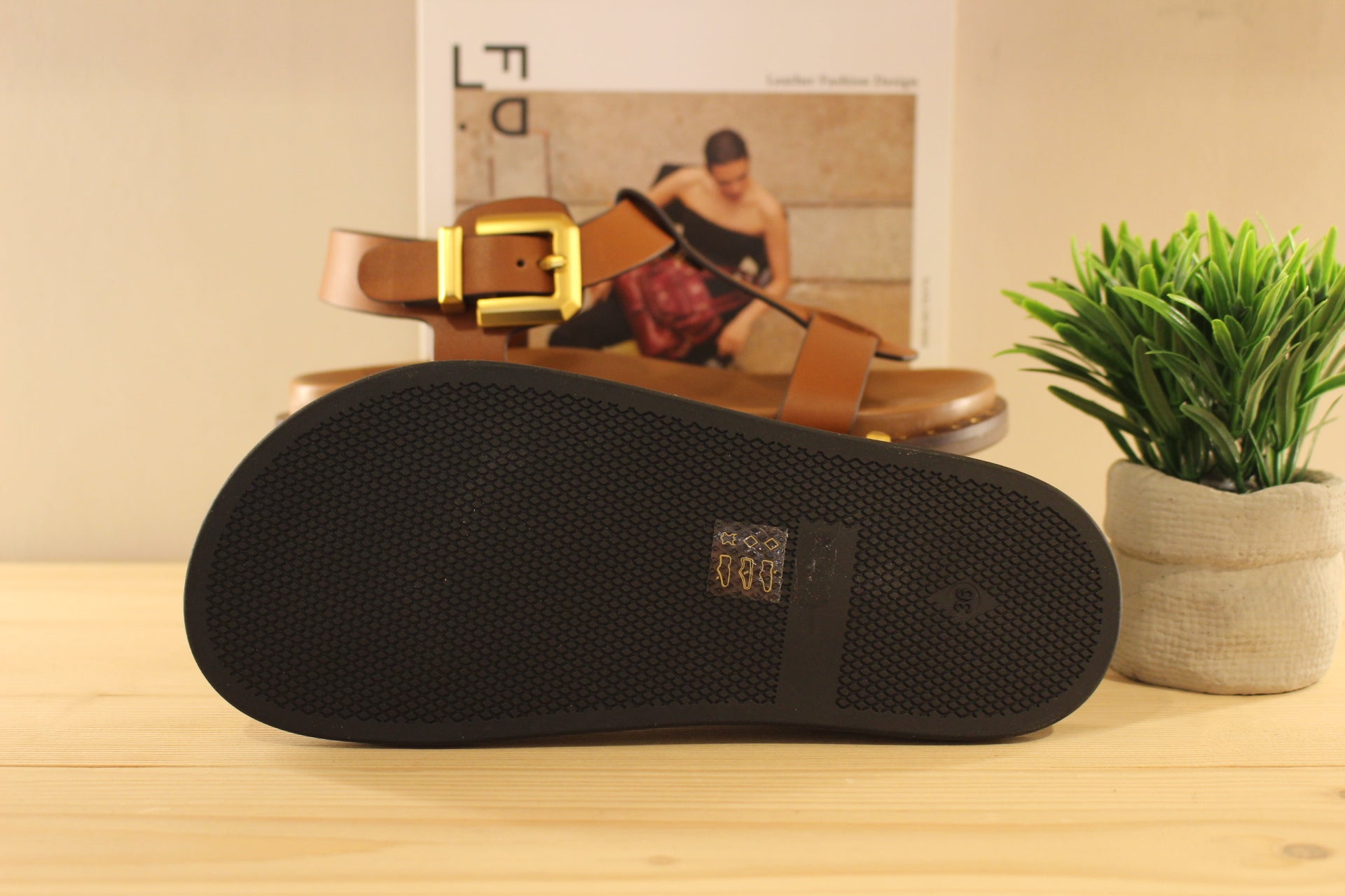 Sandales ALPE en cuir de couleur chocolat ou de couleur noir. Serrage par boucle sur bride coup de pied. 