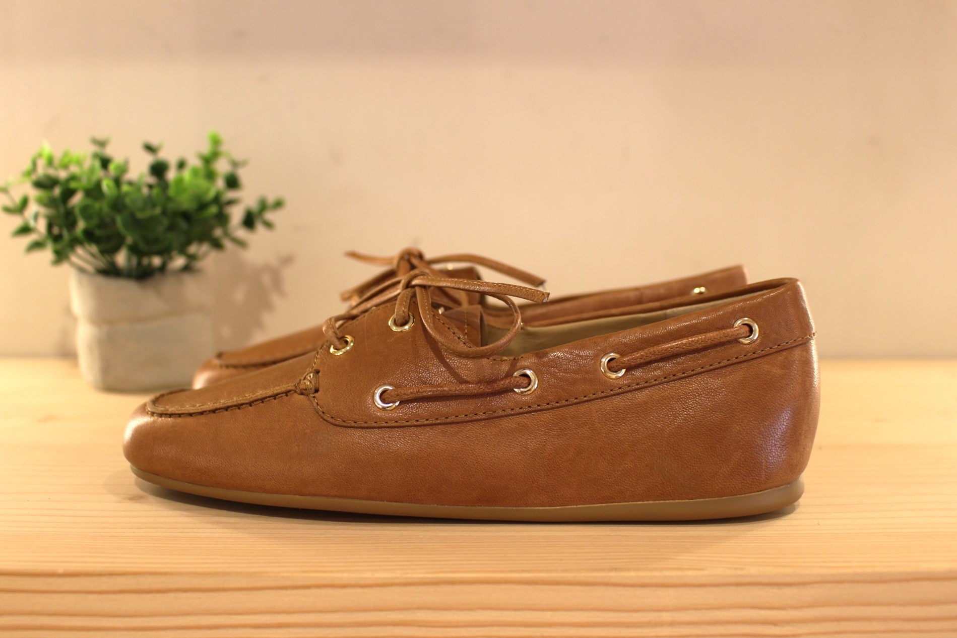 Chaussures coupe bateau, en cuir de couleur camel. Chaussures doublées cuir