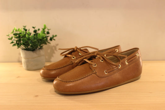 Chaussures coupe bateau, en cuir de couleur camel. Chaussures doublées cuir