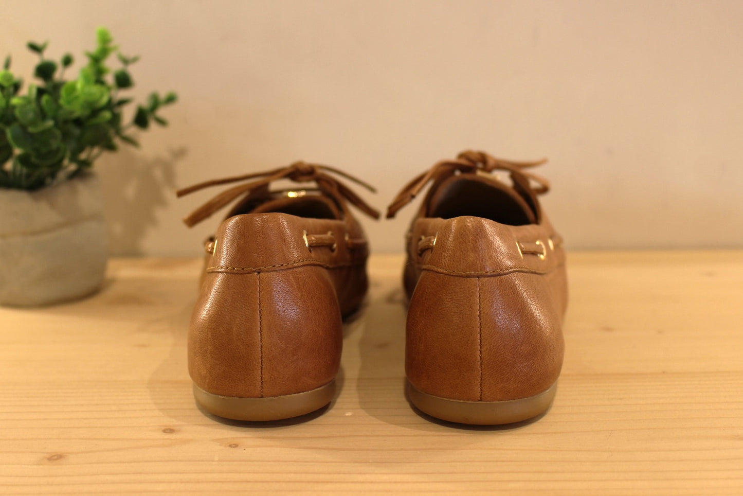 Chaussures coupe bateau, en cuir de couleur camel. Chaussures doublées cuir