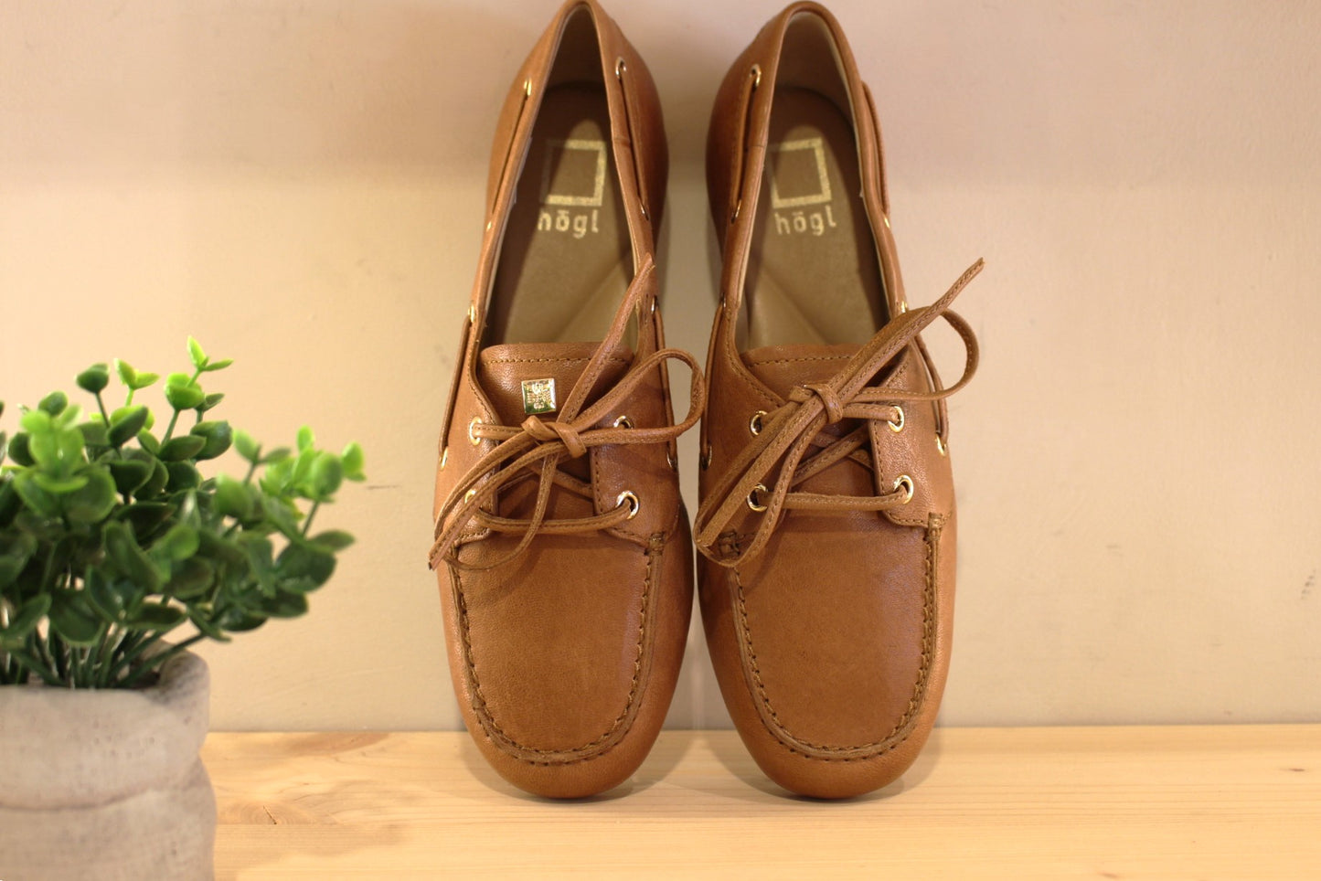 Chaussures coupe bateau, en cuir de couleur camel. Chaussures doublées cuir