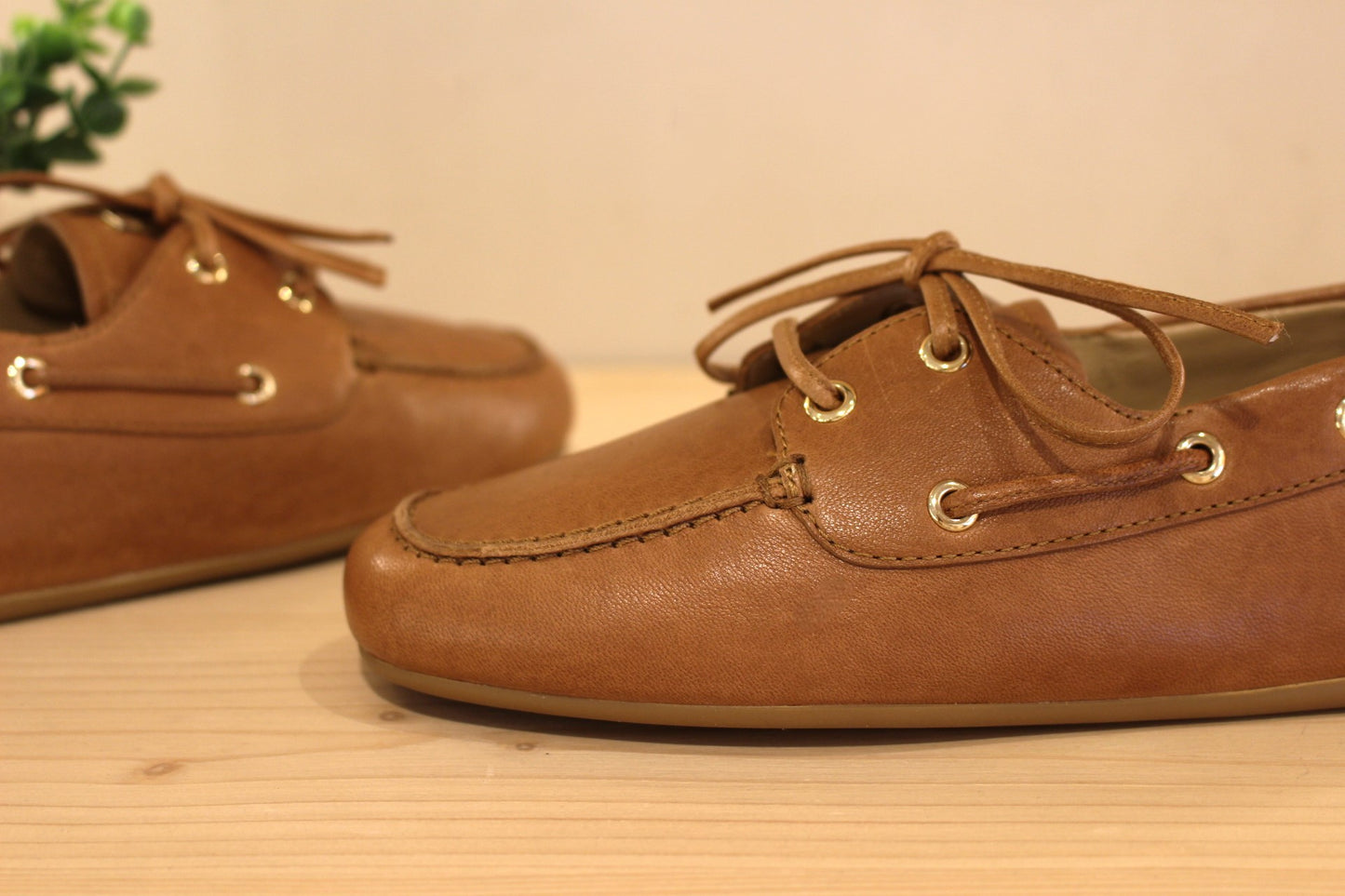 Chaussures coupe bateau, en cuir de couleur camel. Chaussures doublées cuir
