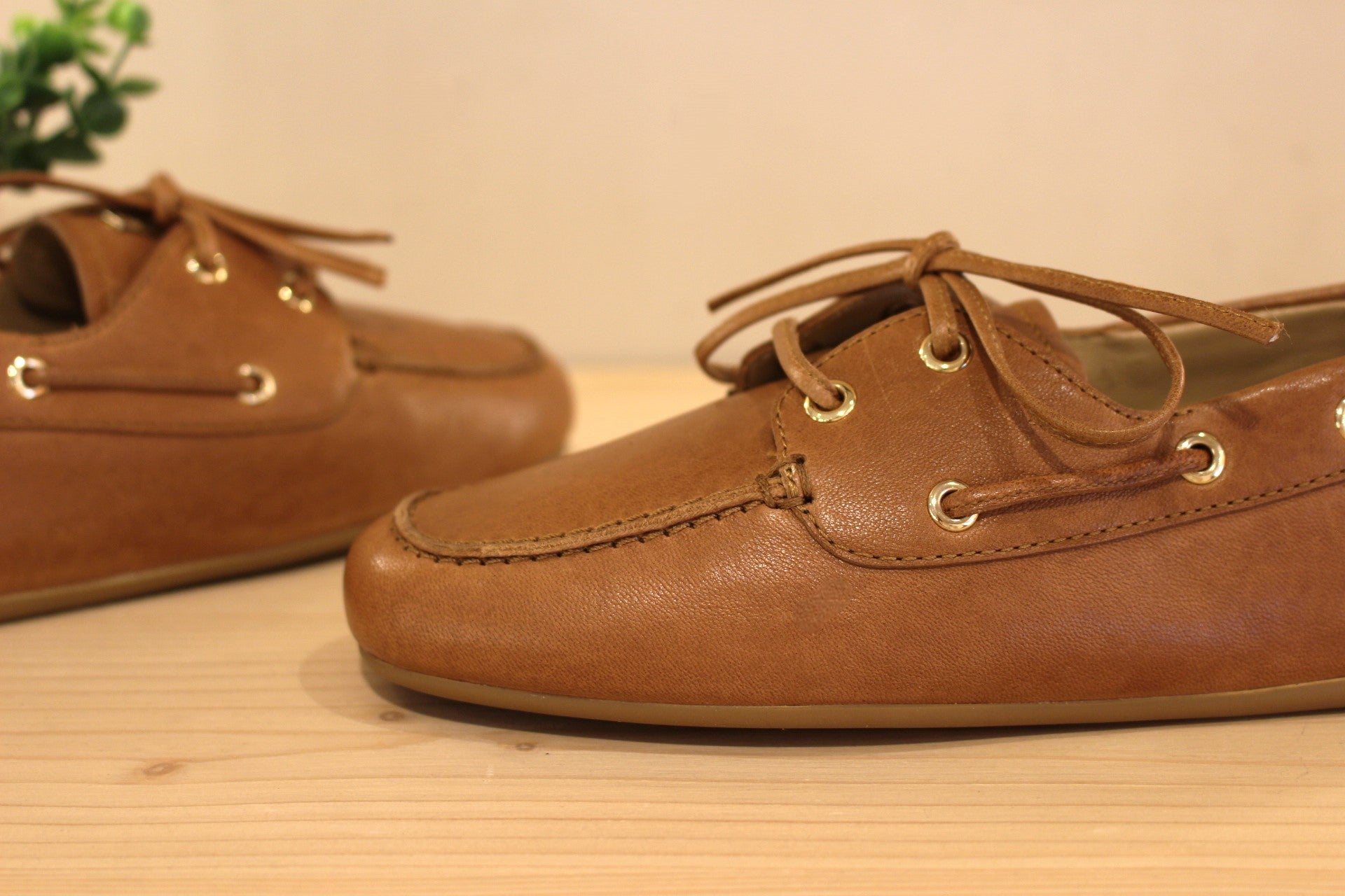 Chaussures coupe bateau, en cuir de couleur camel. Chaussures doublées cuir