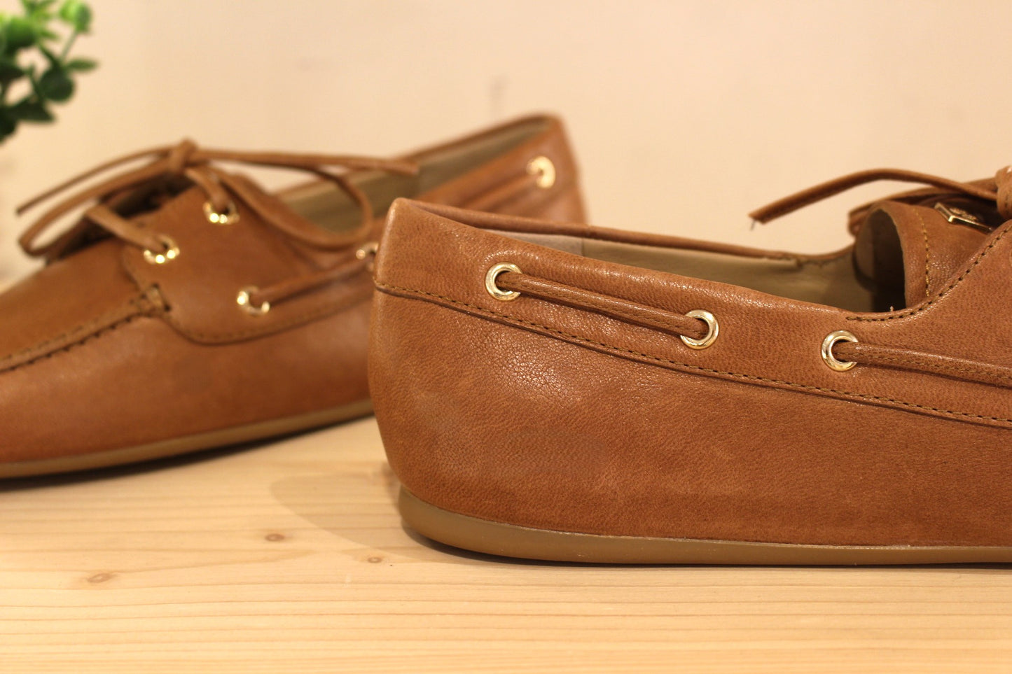 Chaussures coupe bateau, en cuir de couleur camel. Chaussures doublées cuir