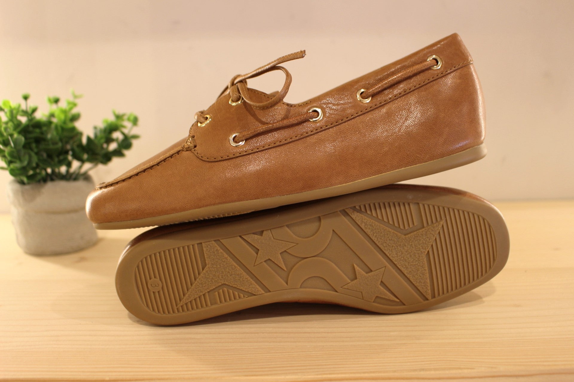Chaussures coupe bateau, en cuir de couleur camel. Chaussures doublées cuir