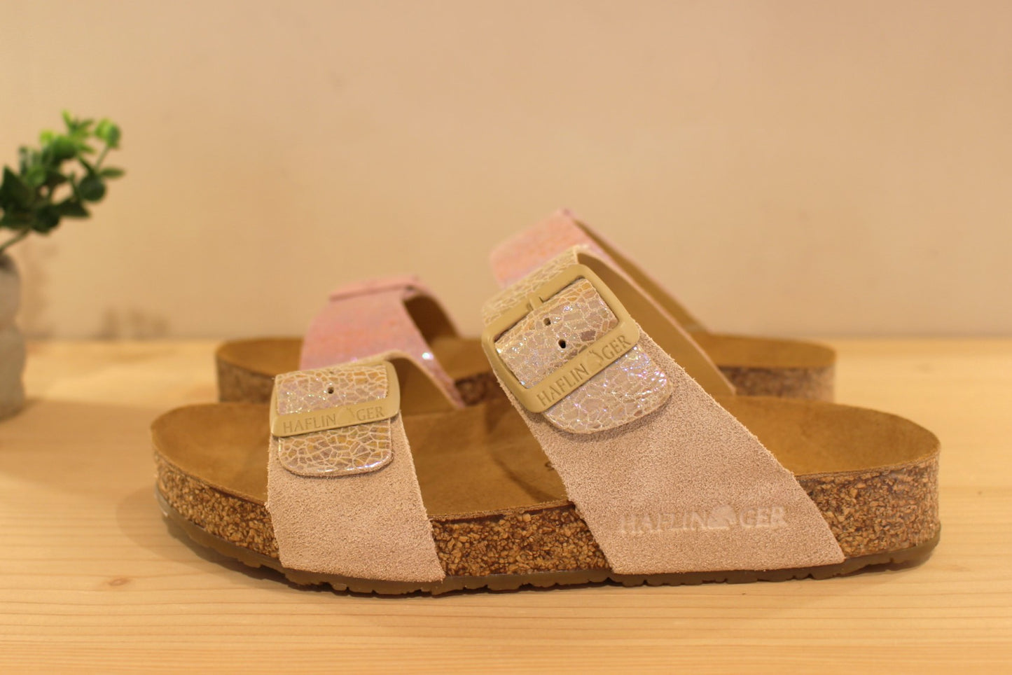 Chaussures HAFLINGER - Andrea. Chaussures coupe mule en cuir métallisé imprimé ton sur ton, de couleur beige ou rose et bande nubuck sur le côté