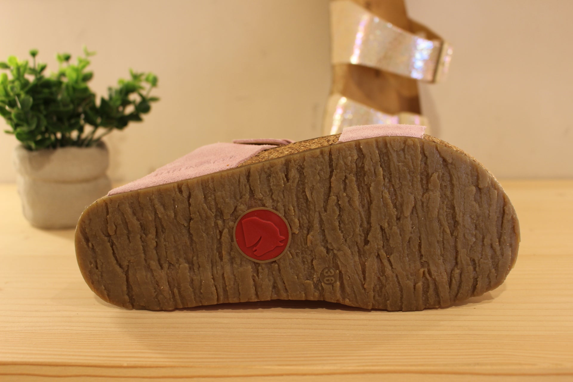 Chaussures HAFLINGER - Andrea. Chaussures coupe mule en cuir métallisé imprimé ton sur ton, de couleur beige ou rose et bande nubuck sur le côté