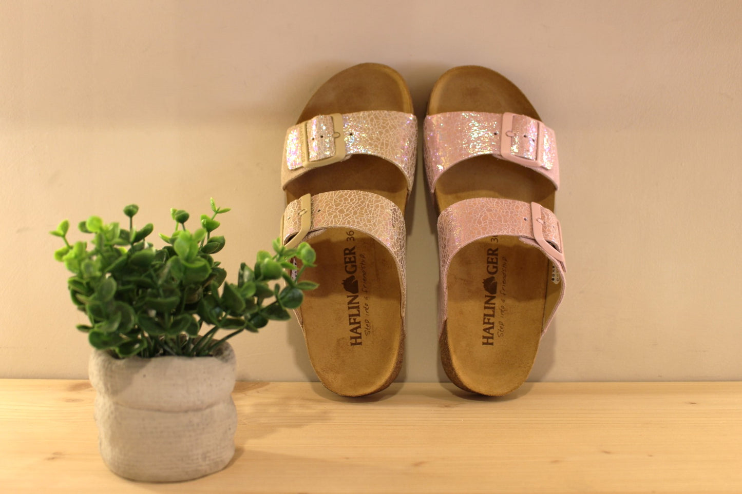 Chaussures HAFLINGER - Andrea. Chaussures coupe mule en cuir métallisé imprimé ton sur ton, de couleur beige ou rose et bande nubuck sur le côté