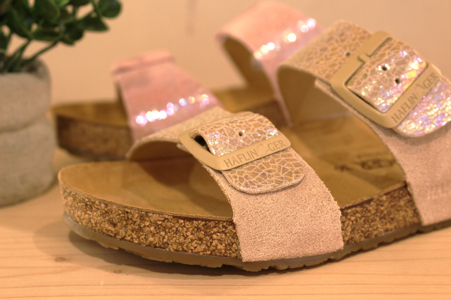 Chaussures HAFLINGER - Andrea. Chaussures coupe mule en cuir métallisé imprimé ton sur ton, de couleur beige ou rose et bande nubuck sur le côté