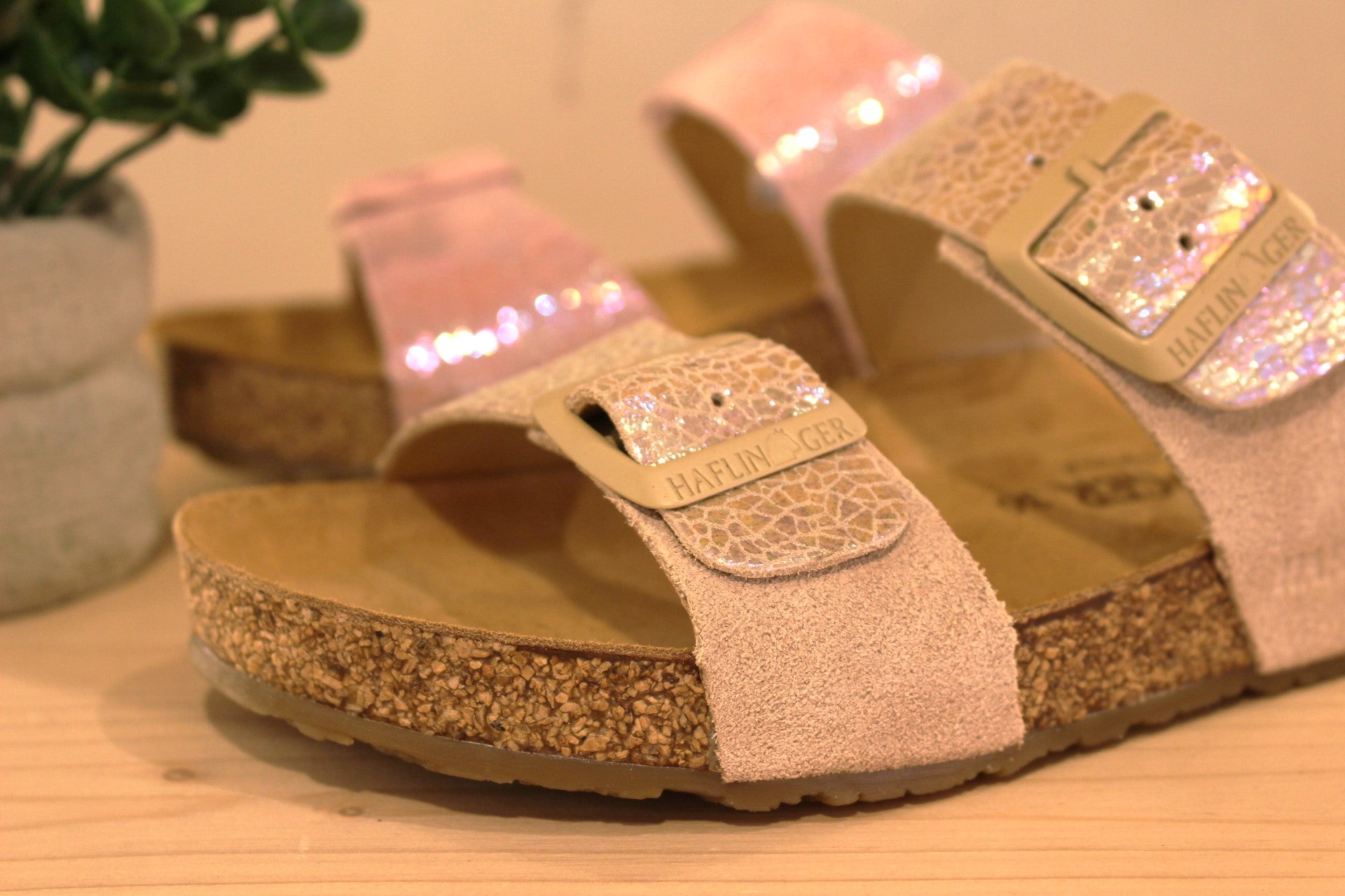 Chaussures HAFLINGER - Andrea. Chaussures coupe mule en cuir métallisé imprimé ton sur ton, de couleur beige ou rose et bande nubuck sur le côté