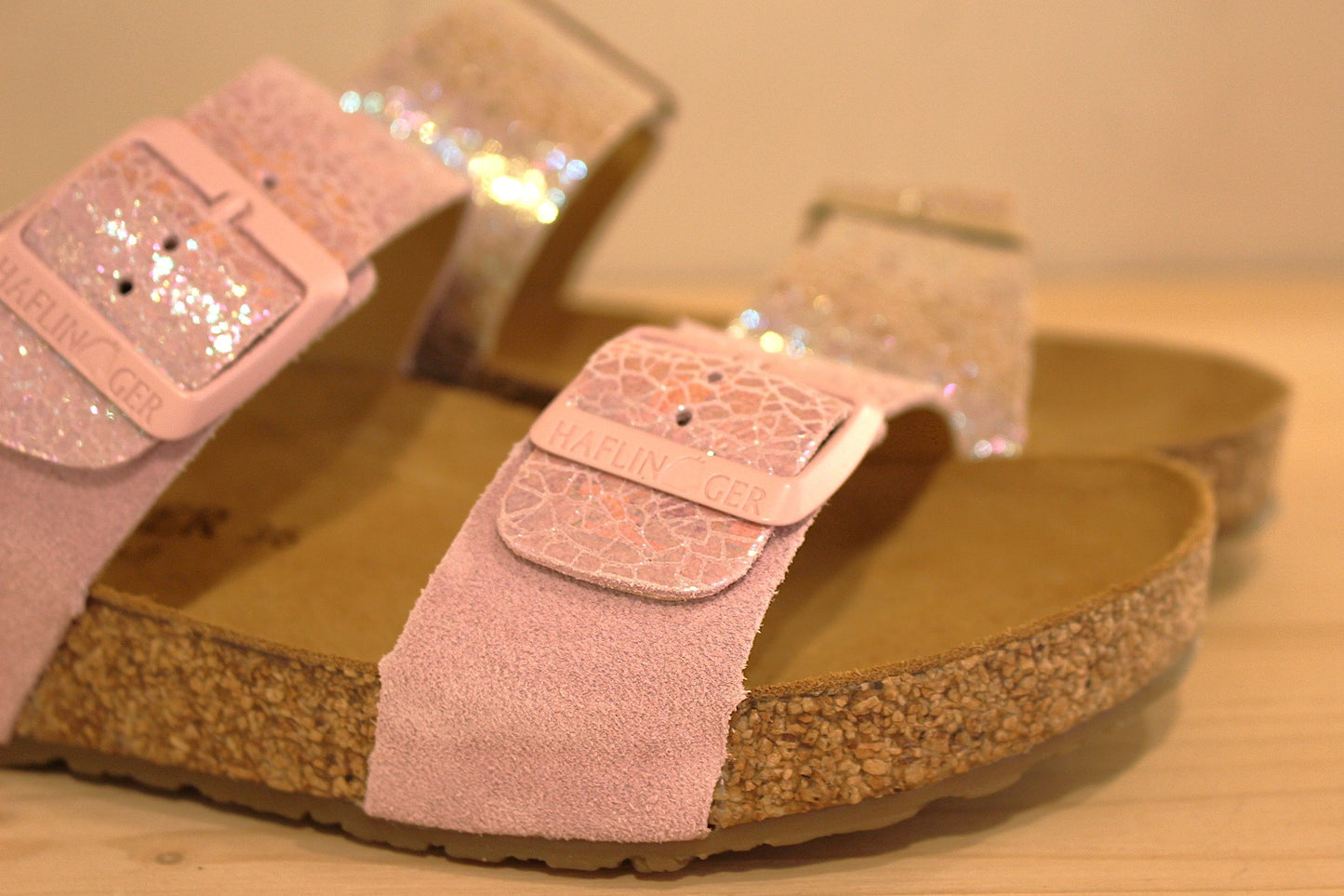 Chaussures HAFLINGER - Andrea. Chaussures coupe mule en cuir métallisé imprimé ton sur ton, de couleur beige ou rose et bande nubuck sur le côté