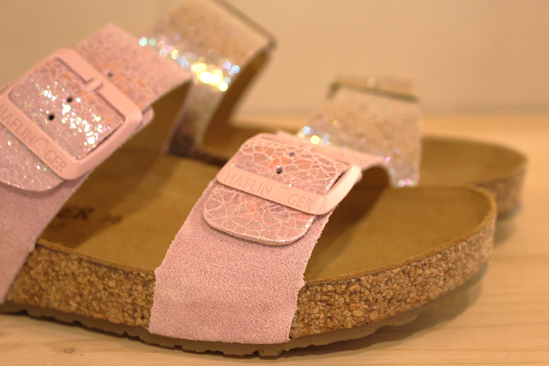 Chaussures HAFLINGER - Andrea. Chaussures coupe mule en cuir métallisé imprimé ton sur ton, de couleur beige ou rose et bande nubuck sur le côté