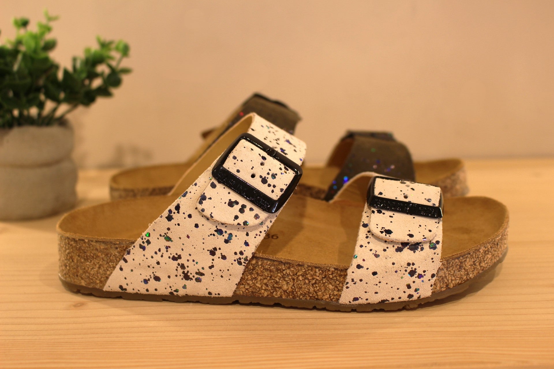 Chaussures HAFLINGER - Andrea. Chaussures coupe mule en cuir nubuck et métallisé de couleur blanc cassé ou vert kaki. Serrage par deux boucles. Semelle interne anatomique