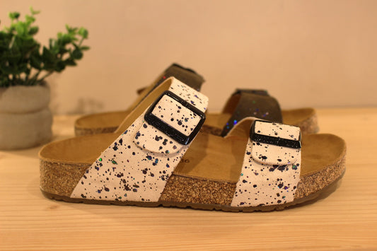Chaussures HAFLINGER - Andrea. Chaussures coupe mule en cuir nubuck et métallisé de couleur blanc cassé ou vert kaki. Serrage par deux boucles. Semelle interne anatomique