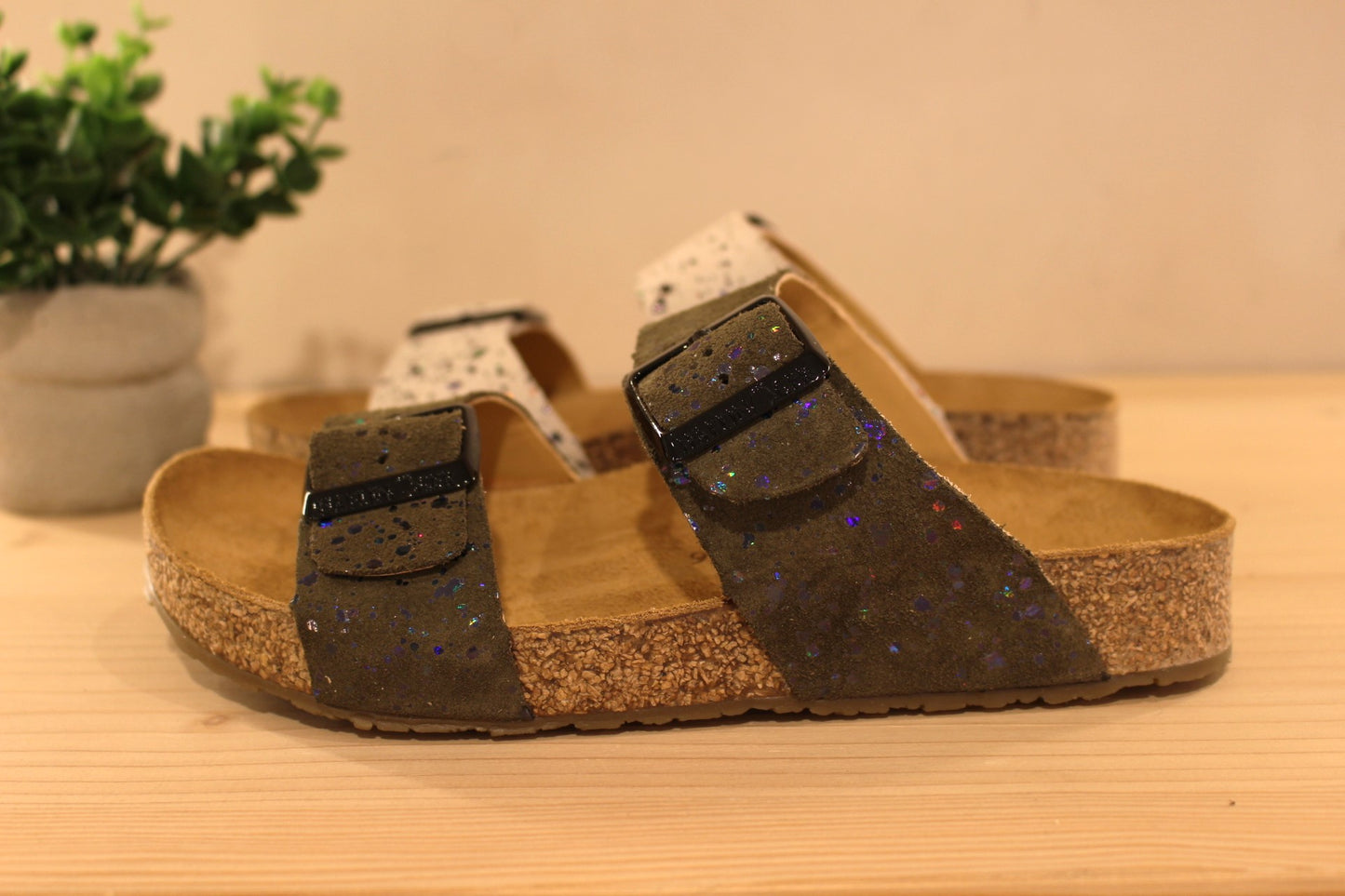 Chaussures HAFLINGER - Andrea. Chaussures coupe mule en cuir nubuck et métallisé de couleur blanc cassé ou vert kaki. Serrage par deux boucles. Semelle interne anatomique