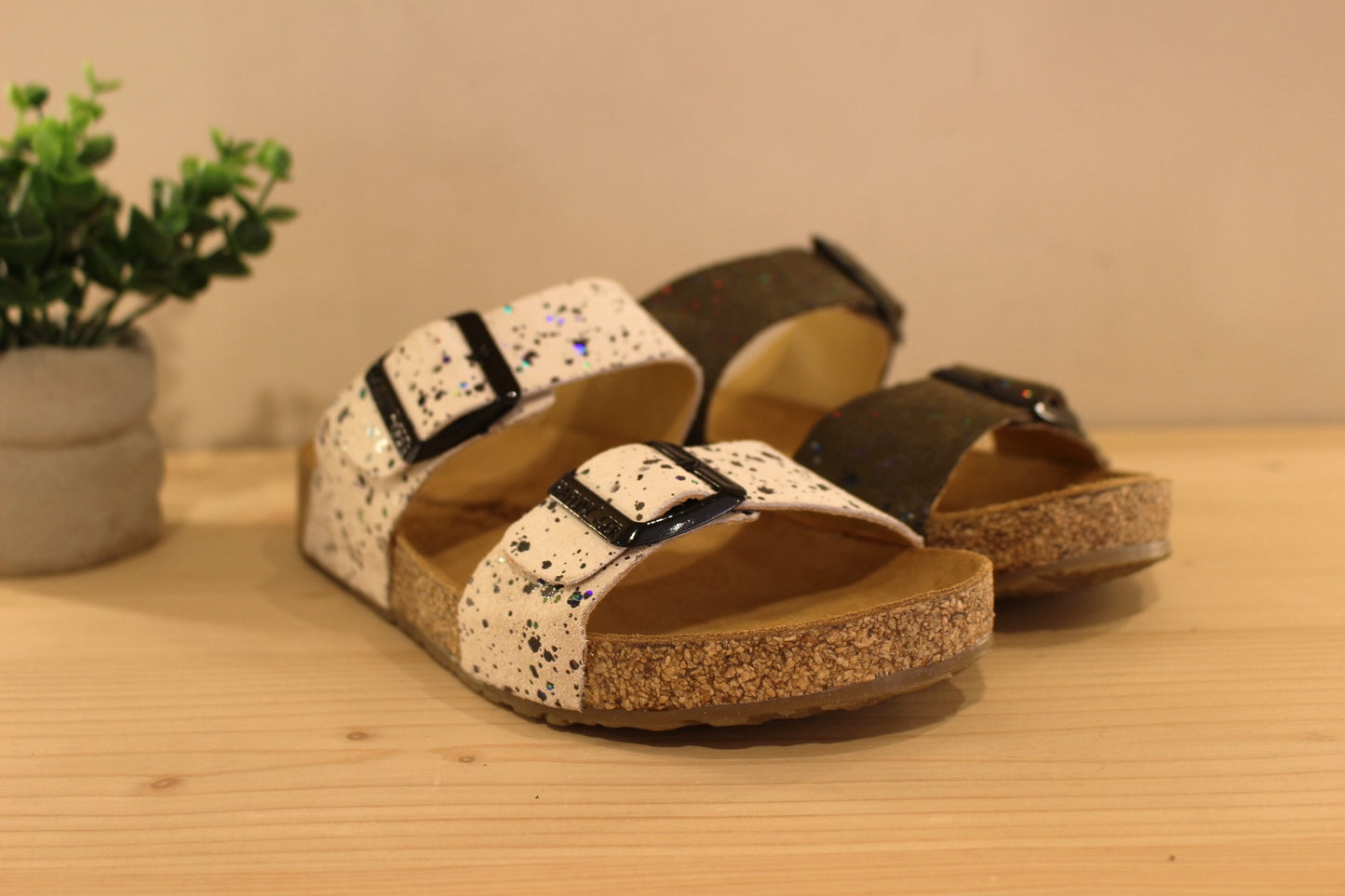 Chaussures HAFLINGER - Andrea. Chaussures coupe mule en cuir nubuck et métallisé de couleur blanc cassé ou vert kaki. Serrage par deux boucles. Semelle interne anatomique