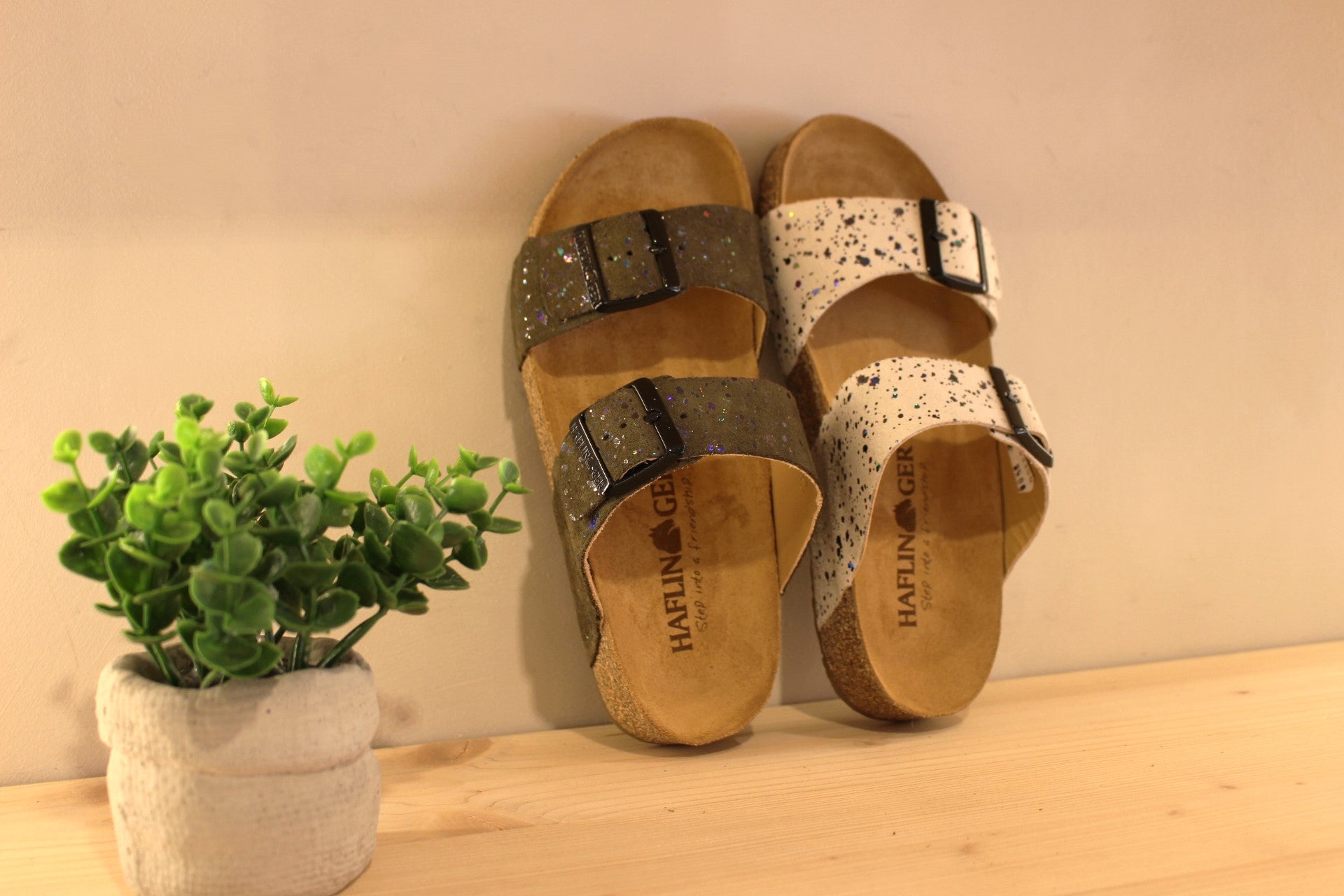Chaussures HAFLINGER - Andrea. Chaussures coupe mule en cuir nubuck et métallisé de couleur blanc cassé ou vert kaki. Serrage par deux boucles. Semelle interne anatomique