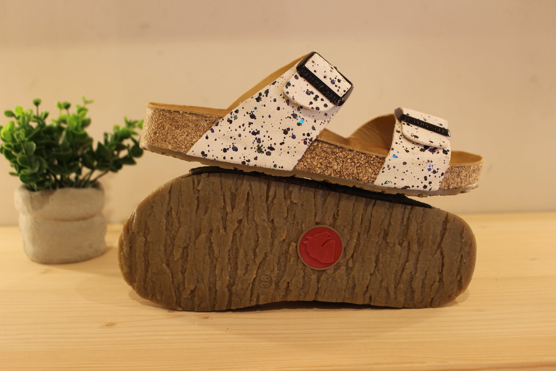 Chaussures HAFLINGER - Andrea. Chaussures coupe mule en cuir nubuck et métallisé de couleur blanc cassé ou vert kaki. Serrage par deux boucles. Semelle interne anatomique