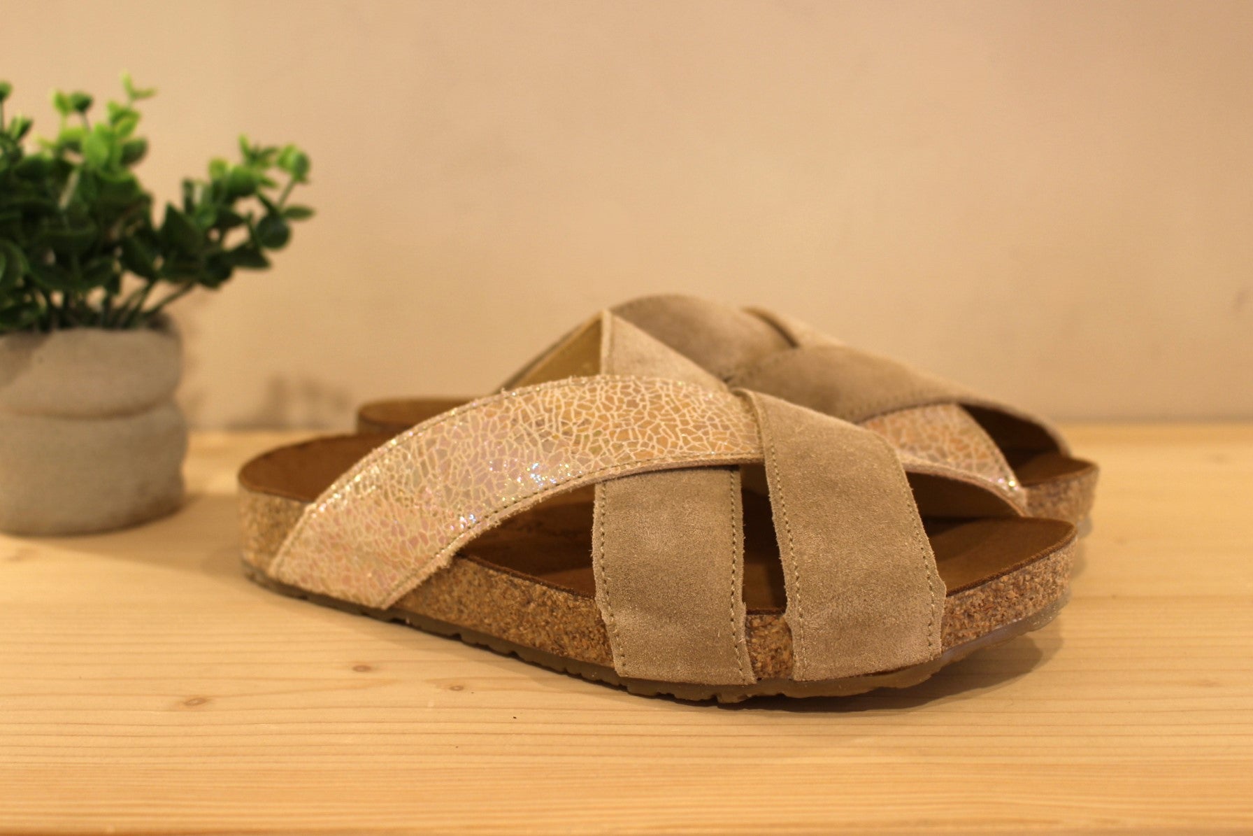 Chaussures HAFLINGER - Como. Chaussures coupe mule en cuir nubuck beige et métallisé imprimé ton sur ton. Croisés de lanières. Semelle interne anatomique
