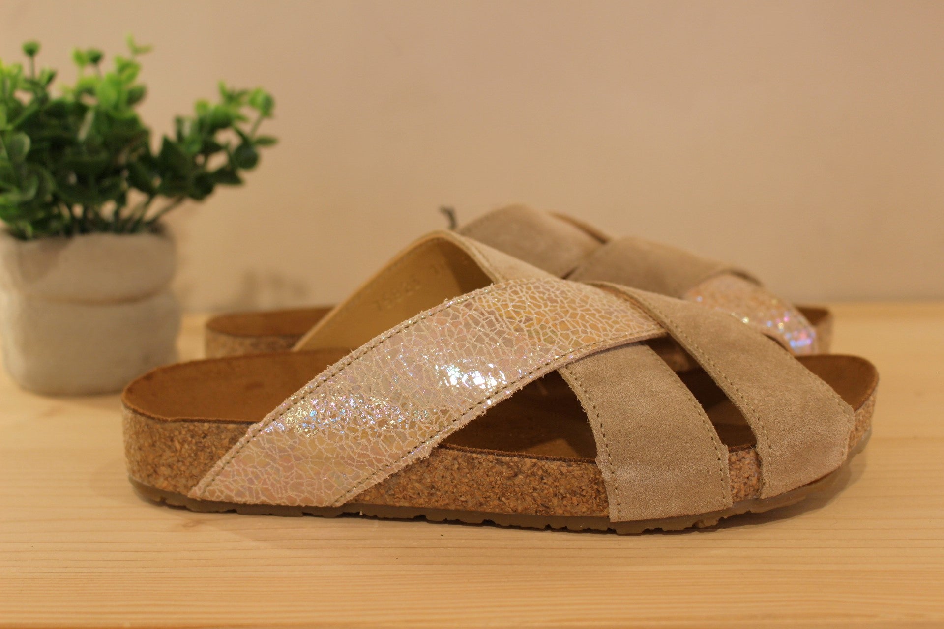 Chaussures HAFLINGER - Como. Chaussures coupe mule en cuir nubuck beige et métallisé imprimé ton sur ton. Croisés de lanières. Semelle interne anatomique