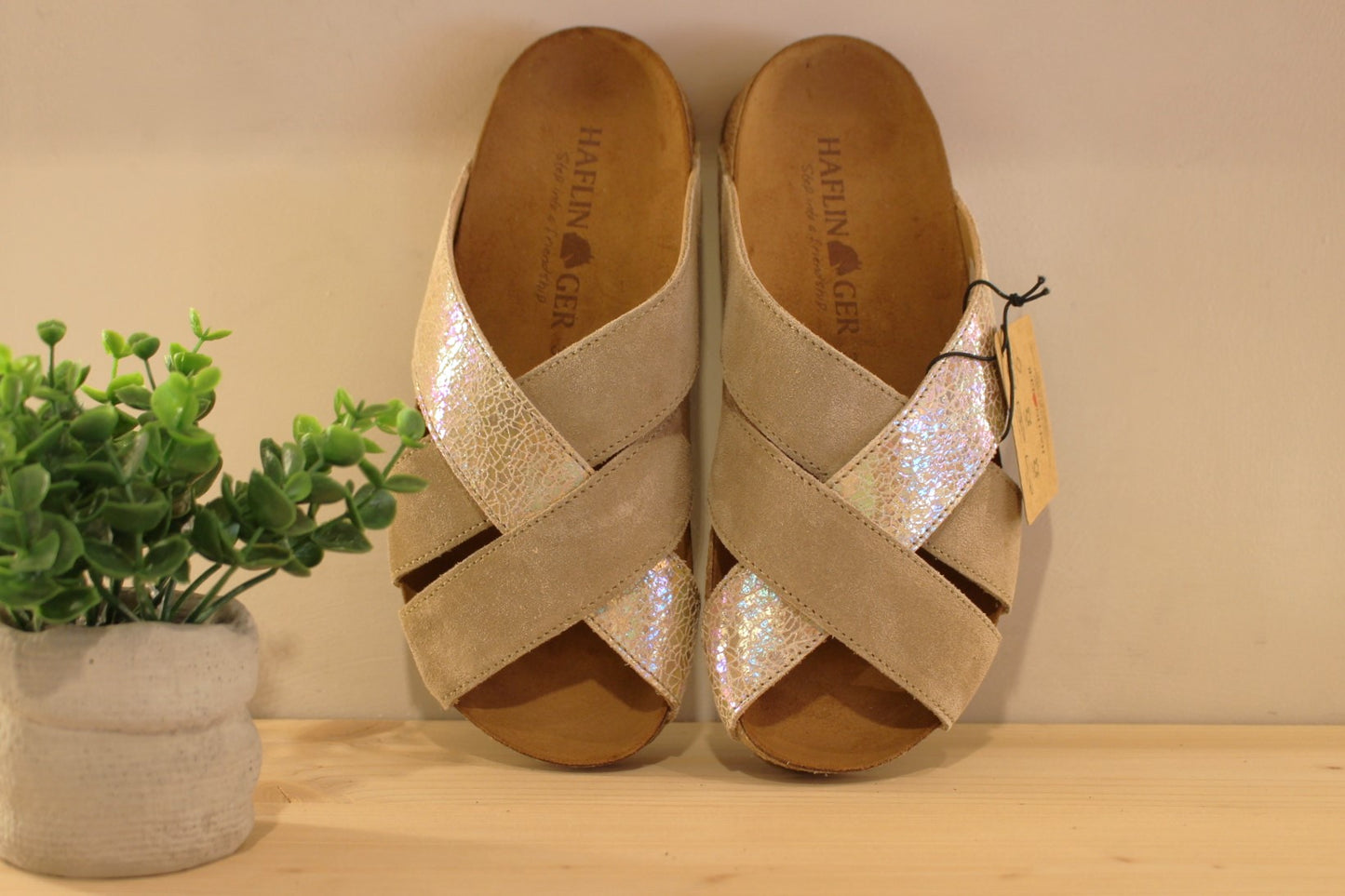 Chaussures HAFLINGER - Como. Chaussures coupe mule en cuir nubuck beige et métallisé imprimé ton sur ton. Croisés de lanières. Semelle interne anatomique