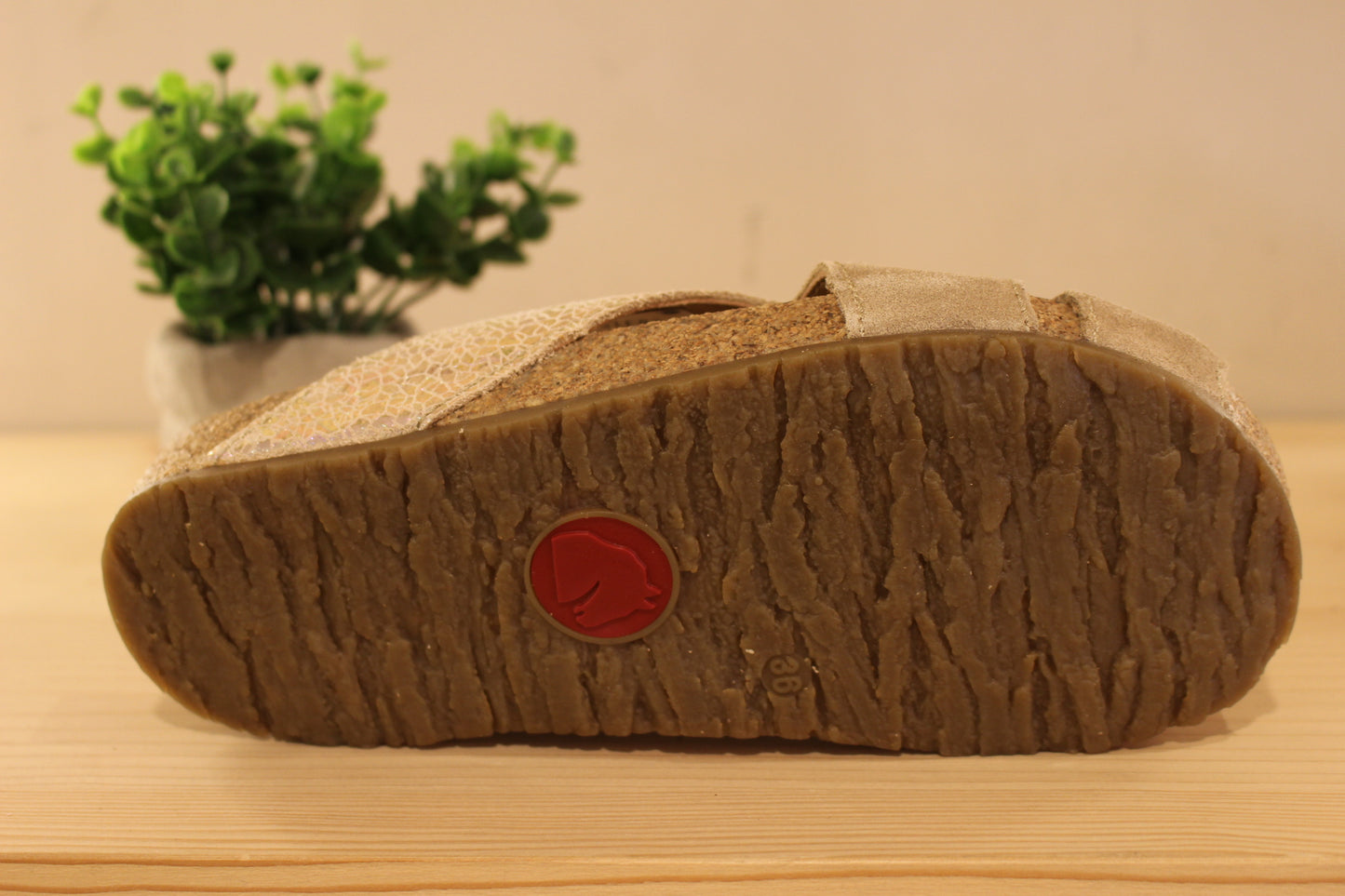Chaussures HAFLINGER - Como. Chaussures coupe mule en cuir nubuck beige et métallisé imprimé ton sur ton. Croisés de lanières. Semelle interne anatomique