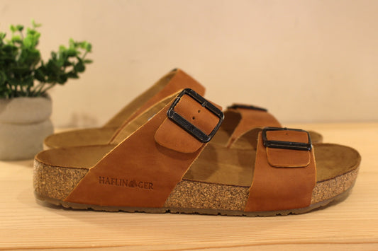 Chaussures HAFLINGER - Andrea Mule en cuir gras de couleur caramel. Serrage par deux boucles. Semelle interne anatomique