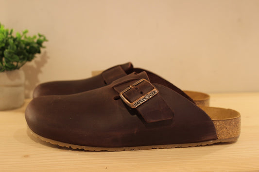 Chaussures HAFLINGER - Porto. Chaussures coupe sabot en cuir gras de couleur chocolat. Serrage par boucle sur bride coup de pied. Semelle interne anatomique