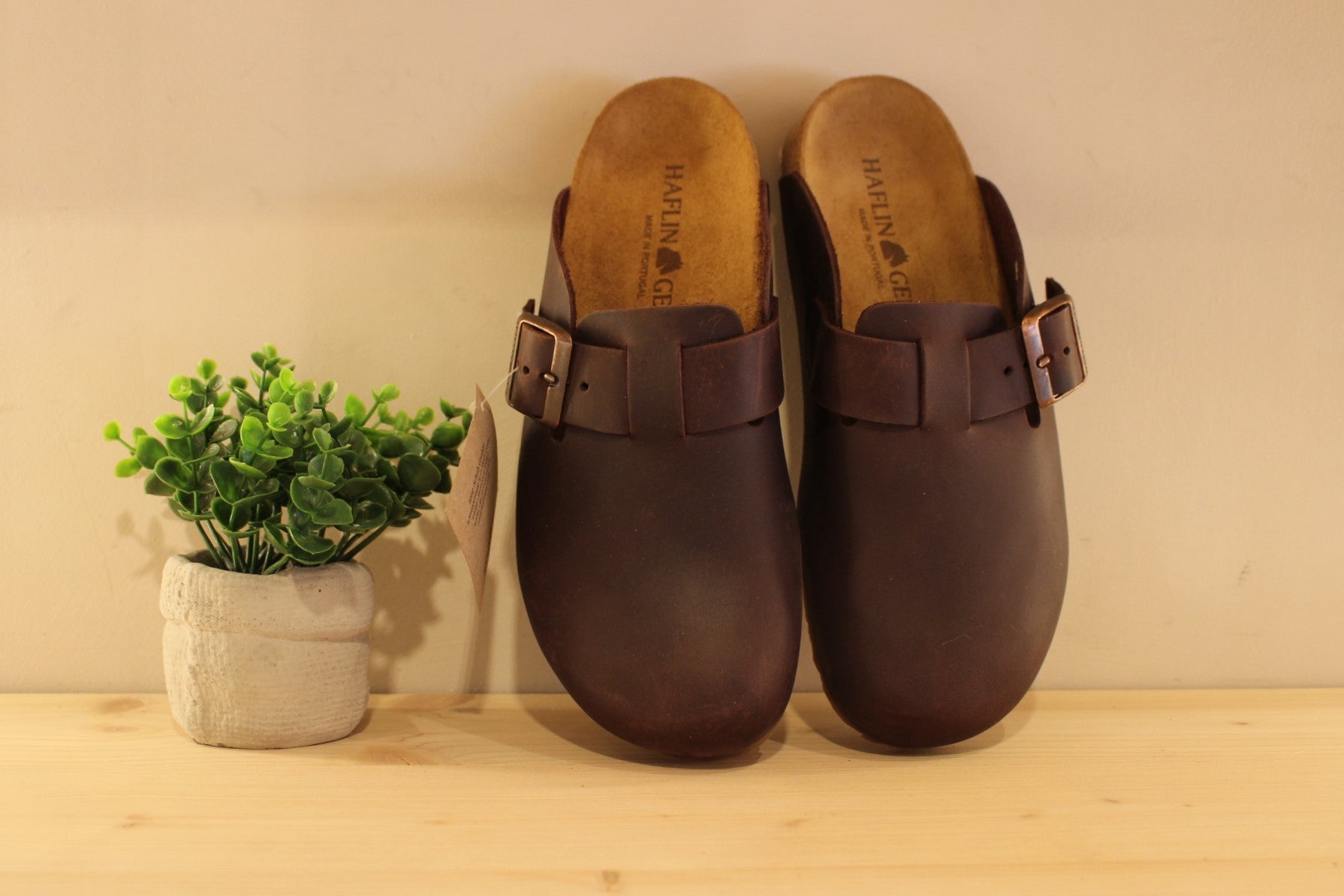 Chaussures HAFLINGER - Porto. Chaussures coupe sabot en cuir gras de couleur chocolat. Serrage par boucle sur bride coup de pied. Semelle interne anatomique