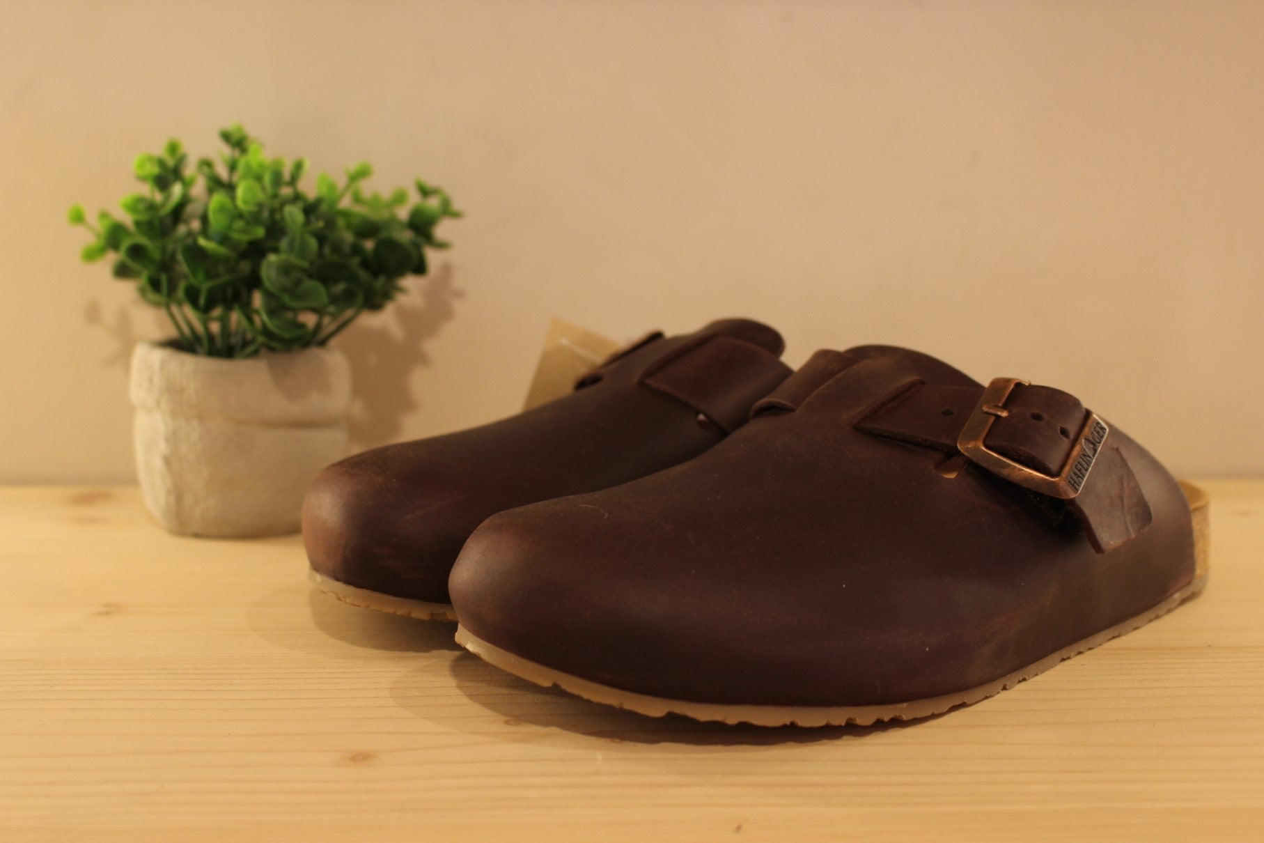 Chaussures HAFLINGER - Porto. Chaussures coupe sabot en cuir gras de couleur chocolat. Serrage par boucle sur bride coup de pied. Semelle interne anatomique